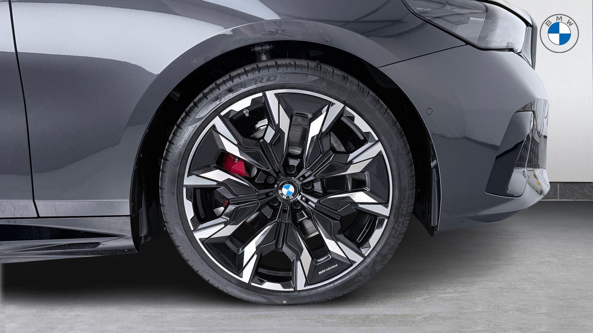 BMW 5 Series view 14