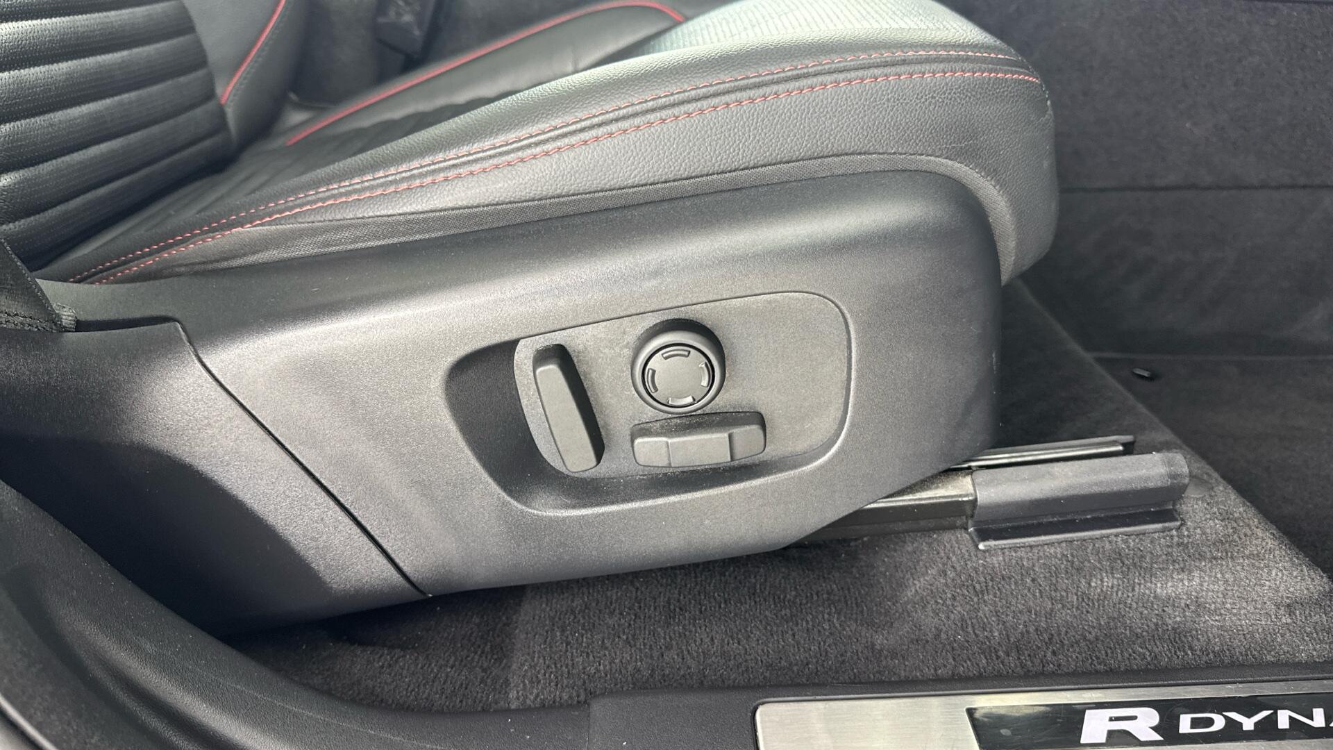 Land Rover Discovery Sport view 18