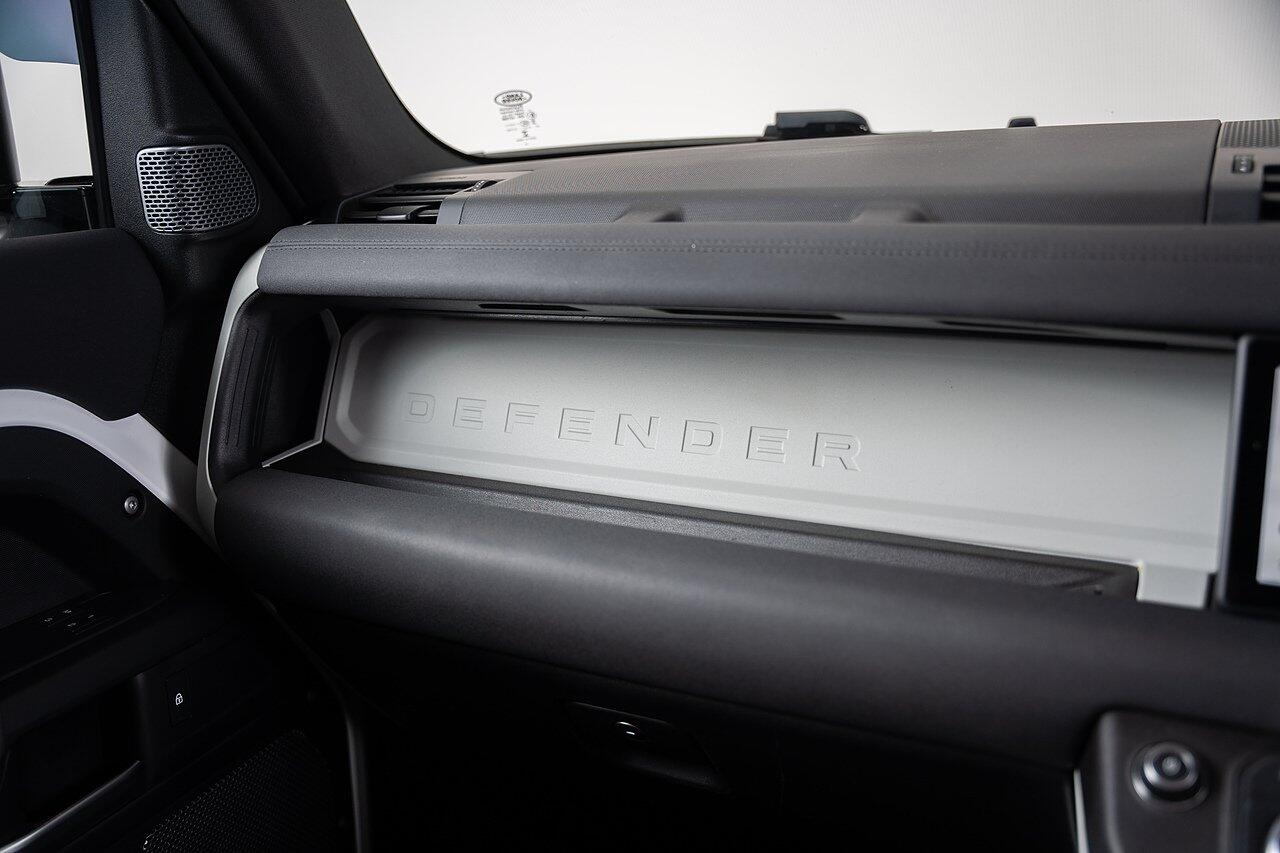 Land Rover Defender 90 view 40