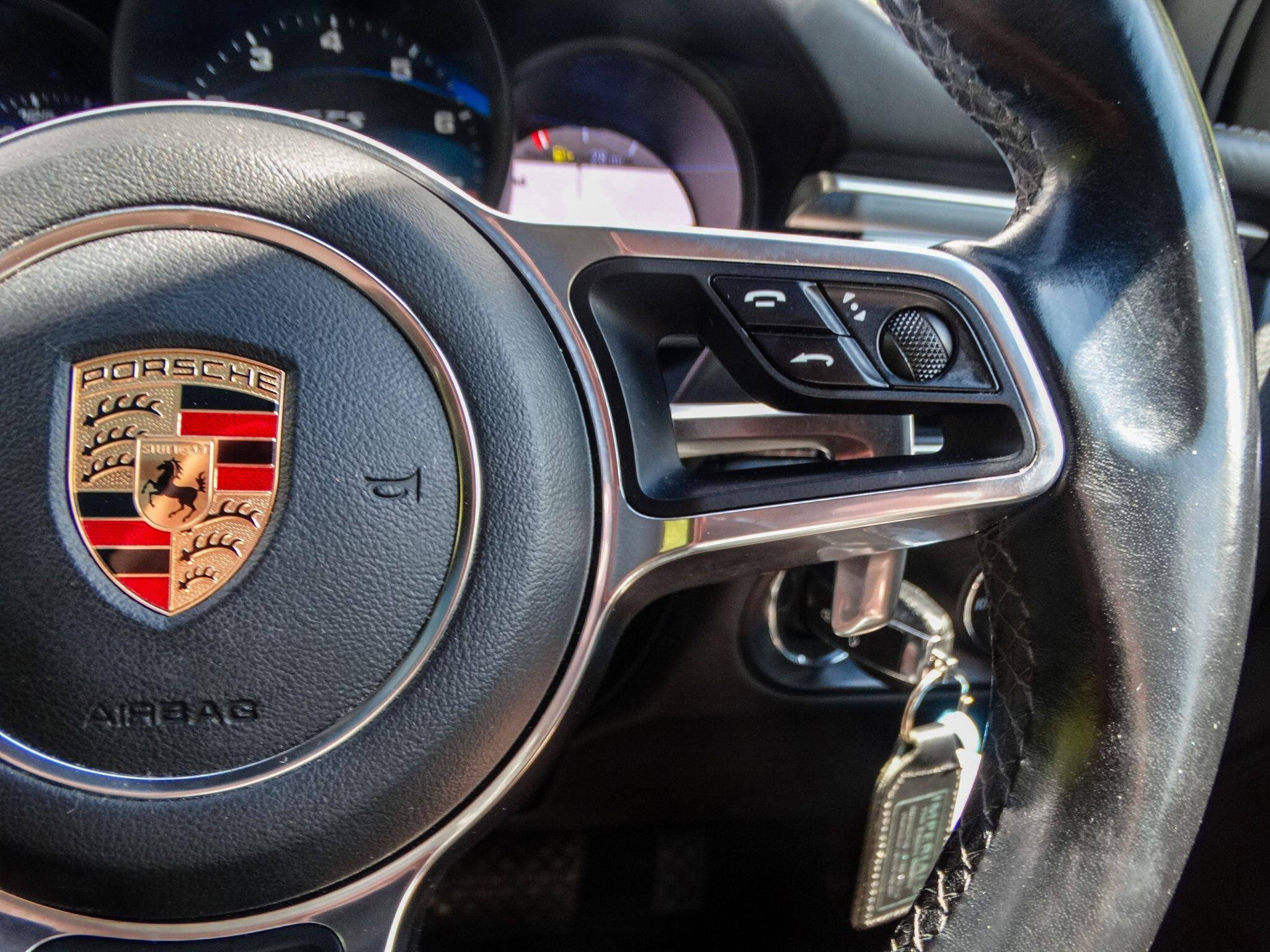 Porsche Macan view 28