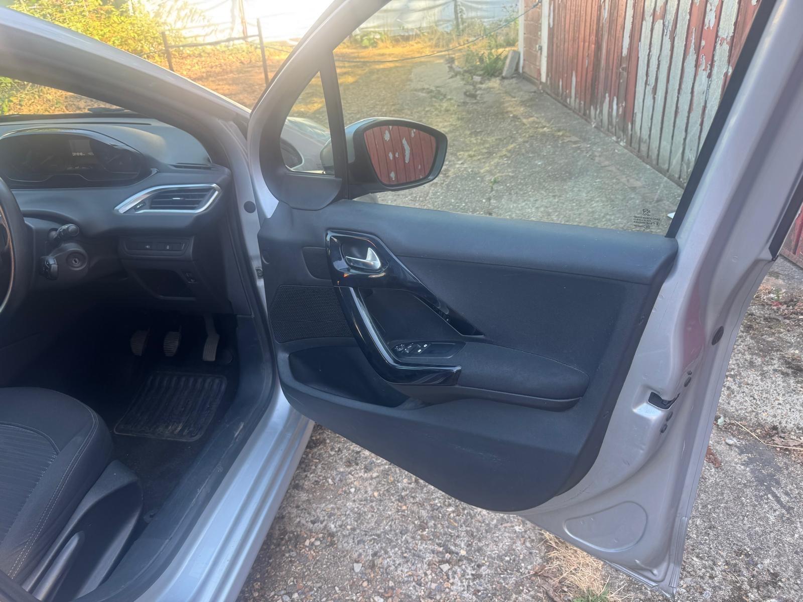 Peugeot 208 view 9
