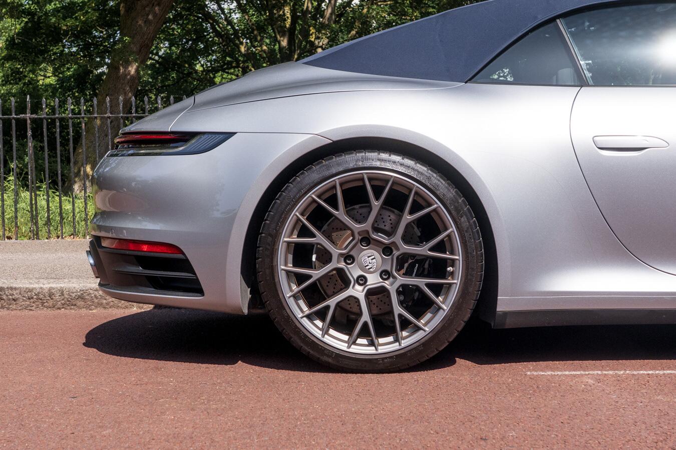Porsche 911 view 7