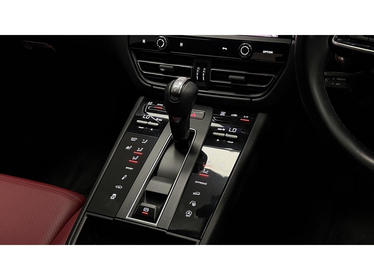 Porsche Macan view 20
