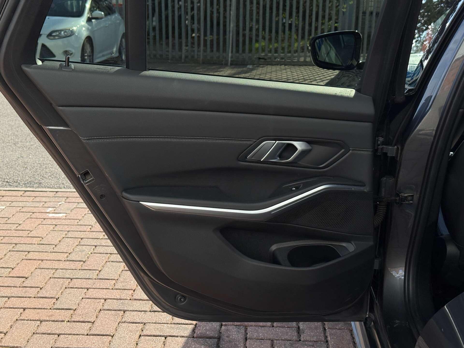 BMW 3 Series view 47