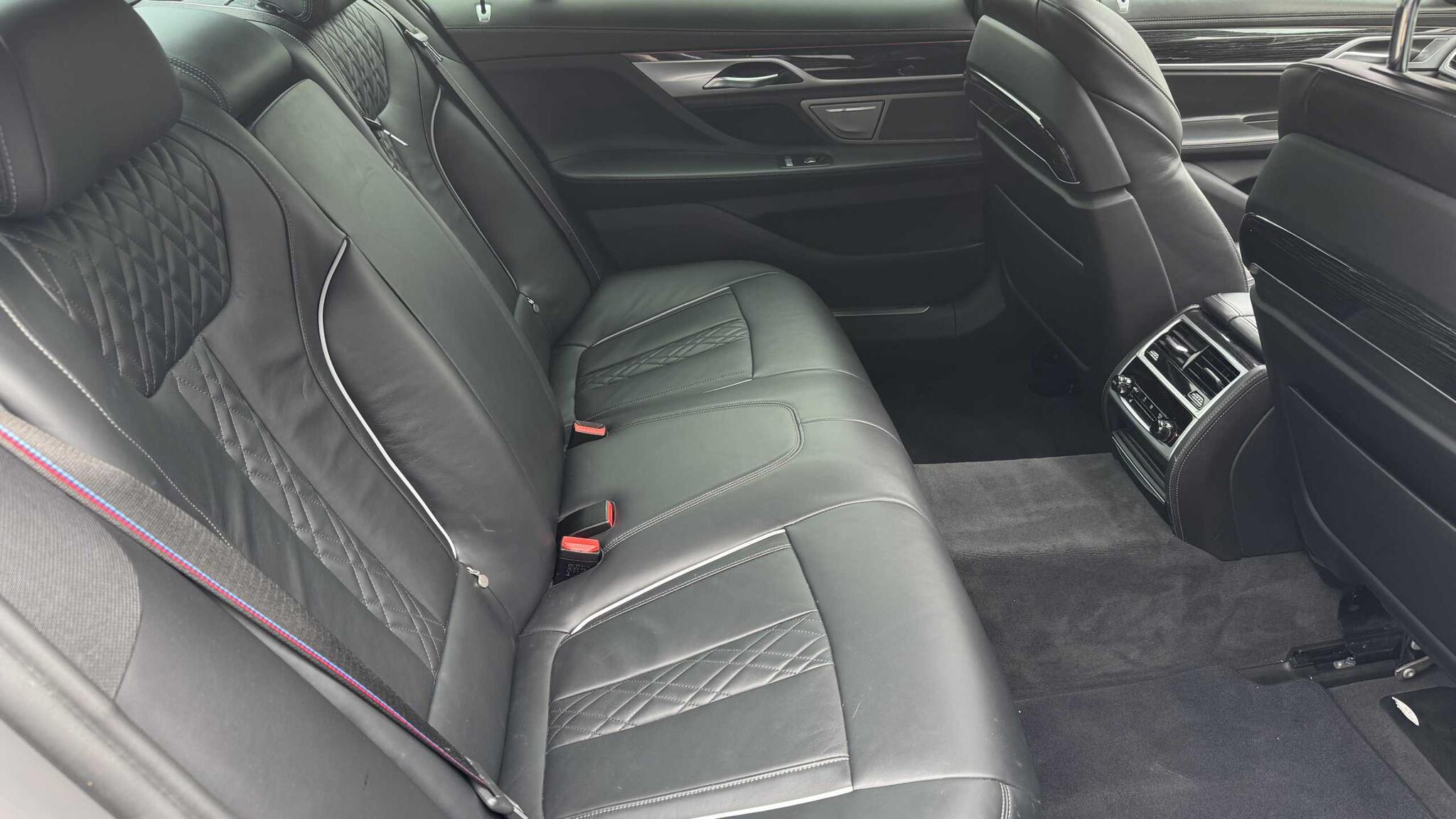 BMW 7 Series view 10