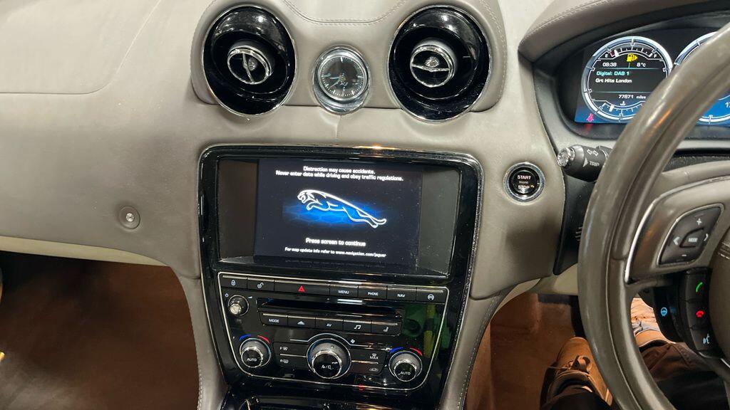 Jaguar XJ view 4