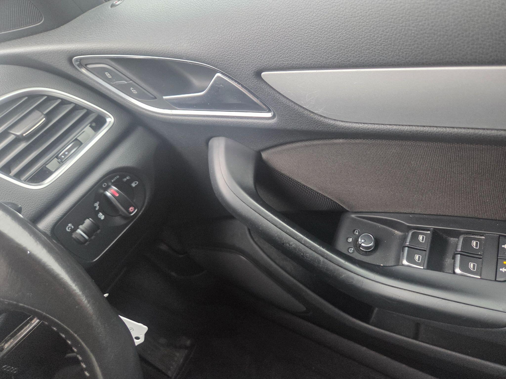 Audi Q3 view 60