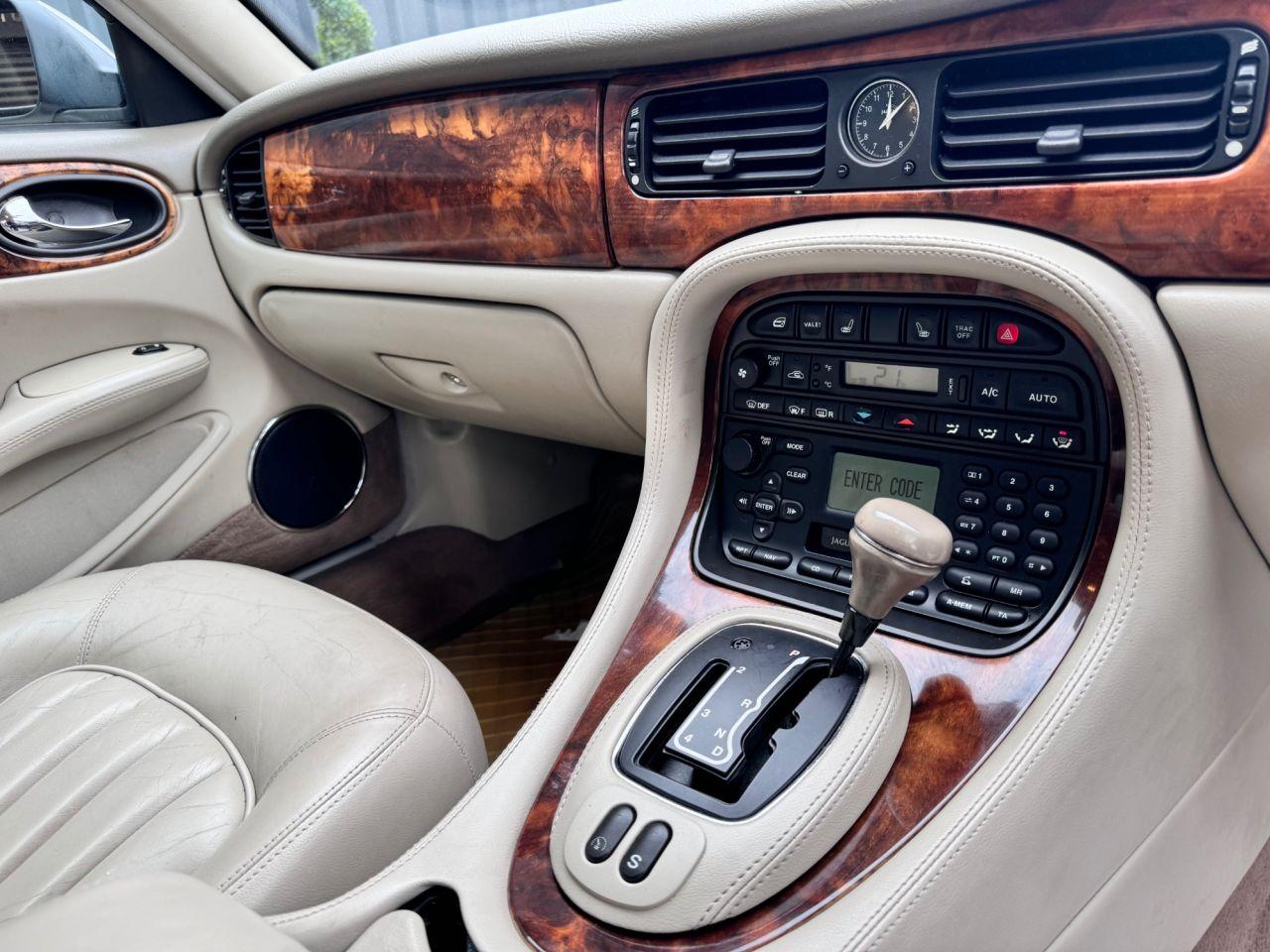 Jaguar XJ view 19