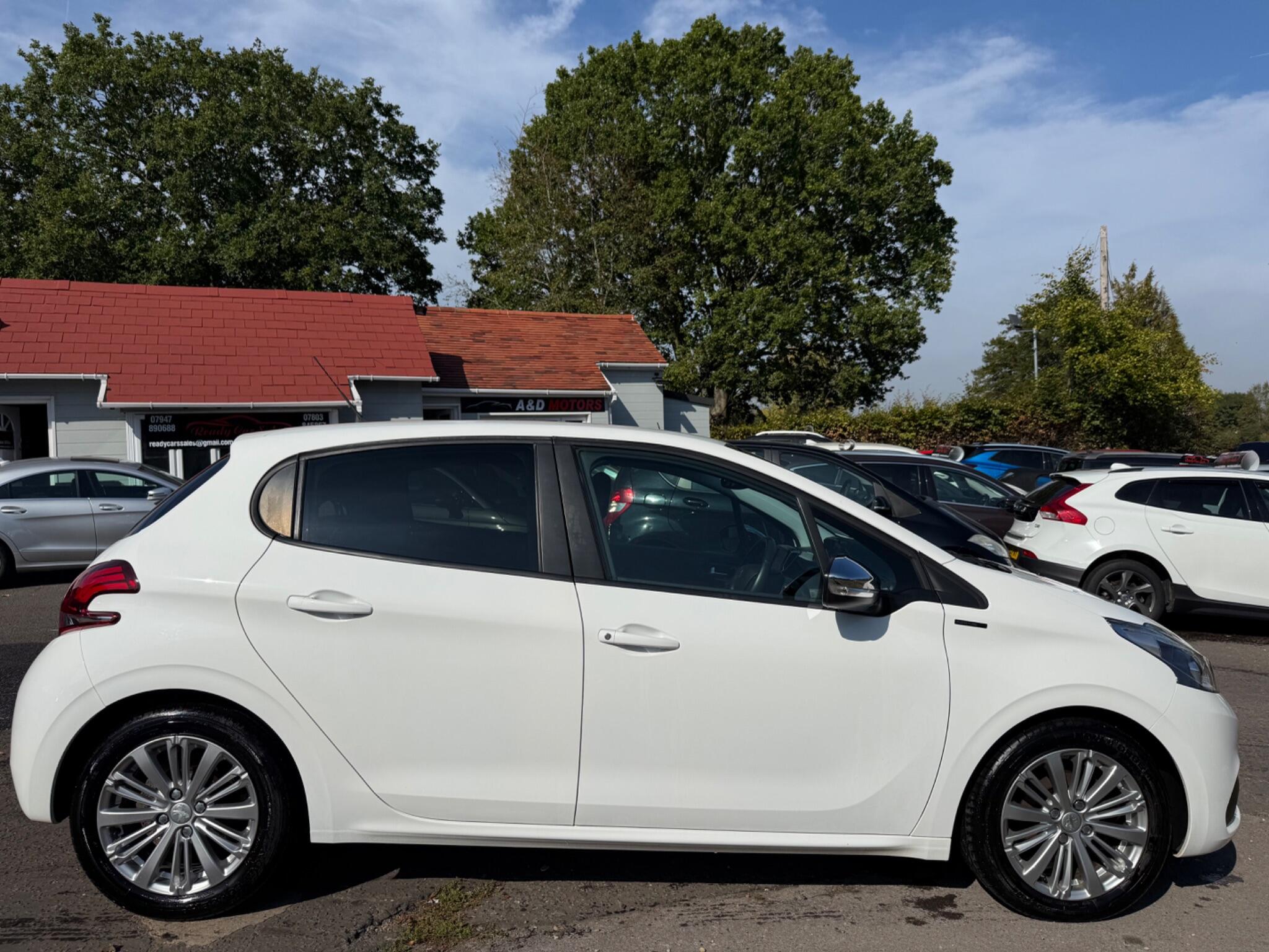 Peugeot 208 view 9