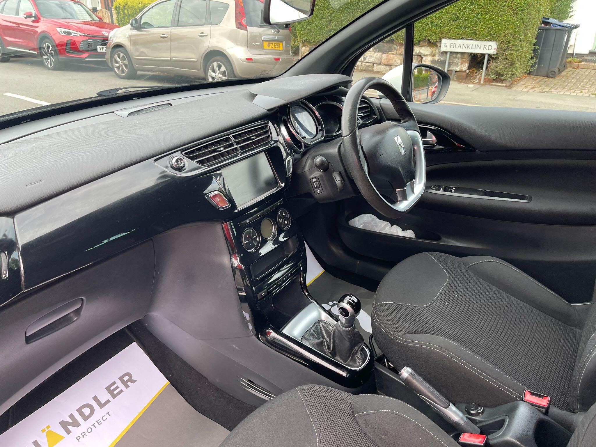 DS Automobiles DS 3 view 27