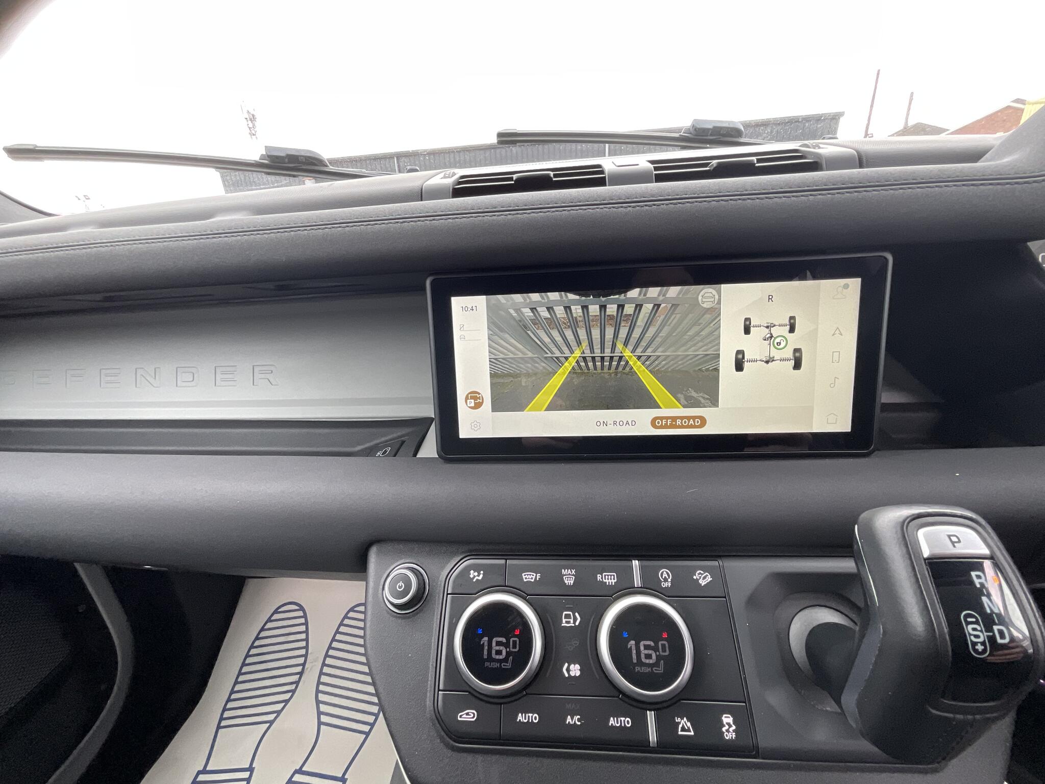 Land Rover Defender 110 view 32