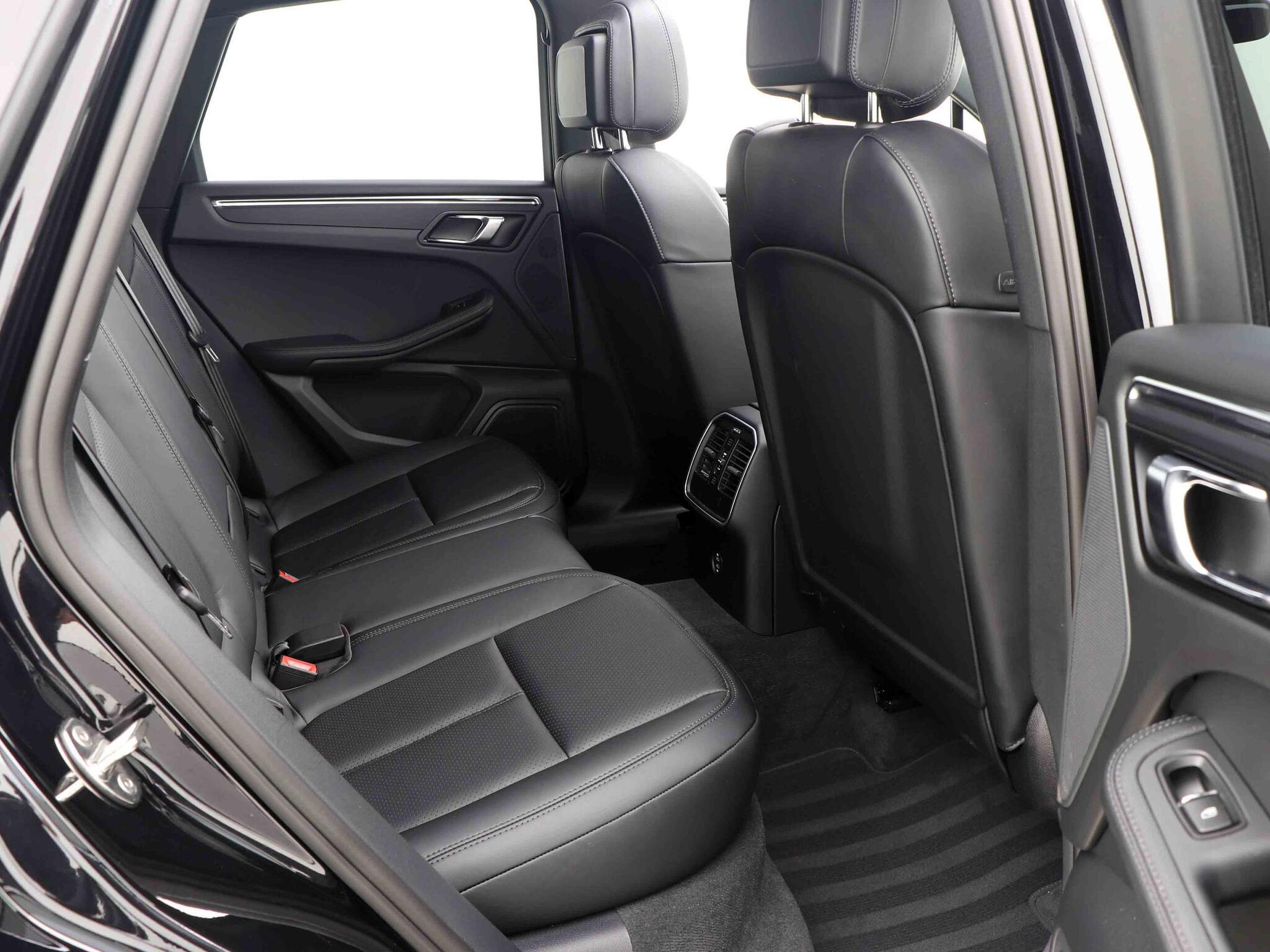 Porsche Macan view 24