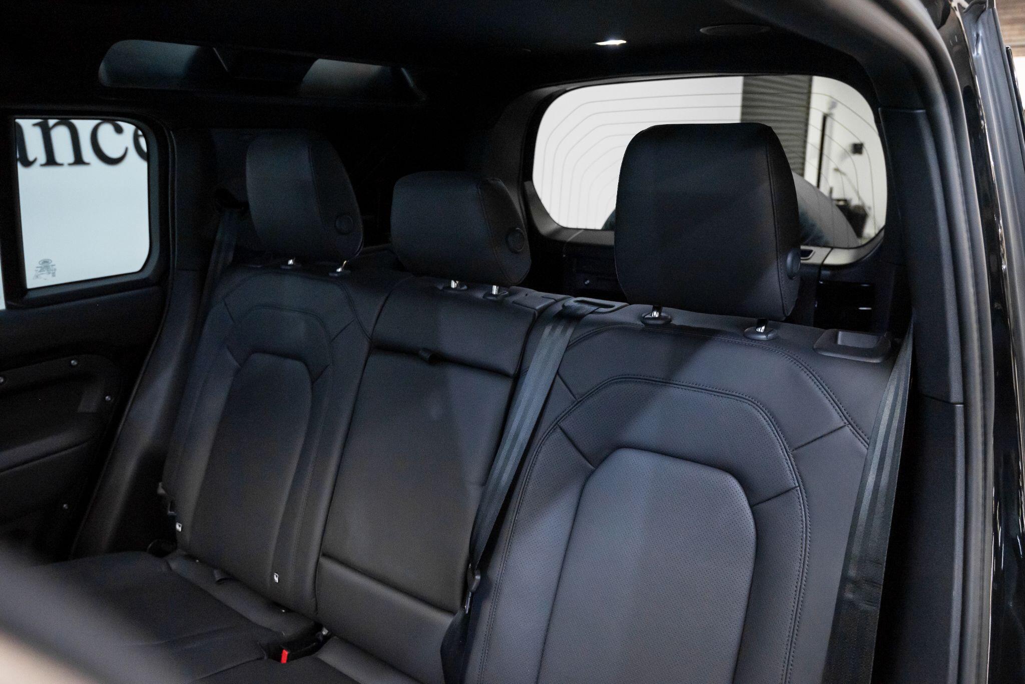 Land Rover Defender view 25