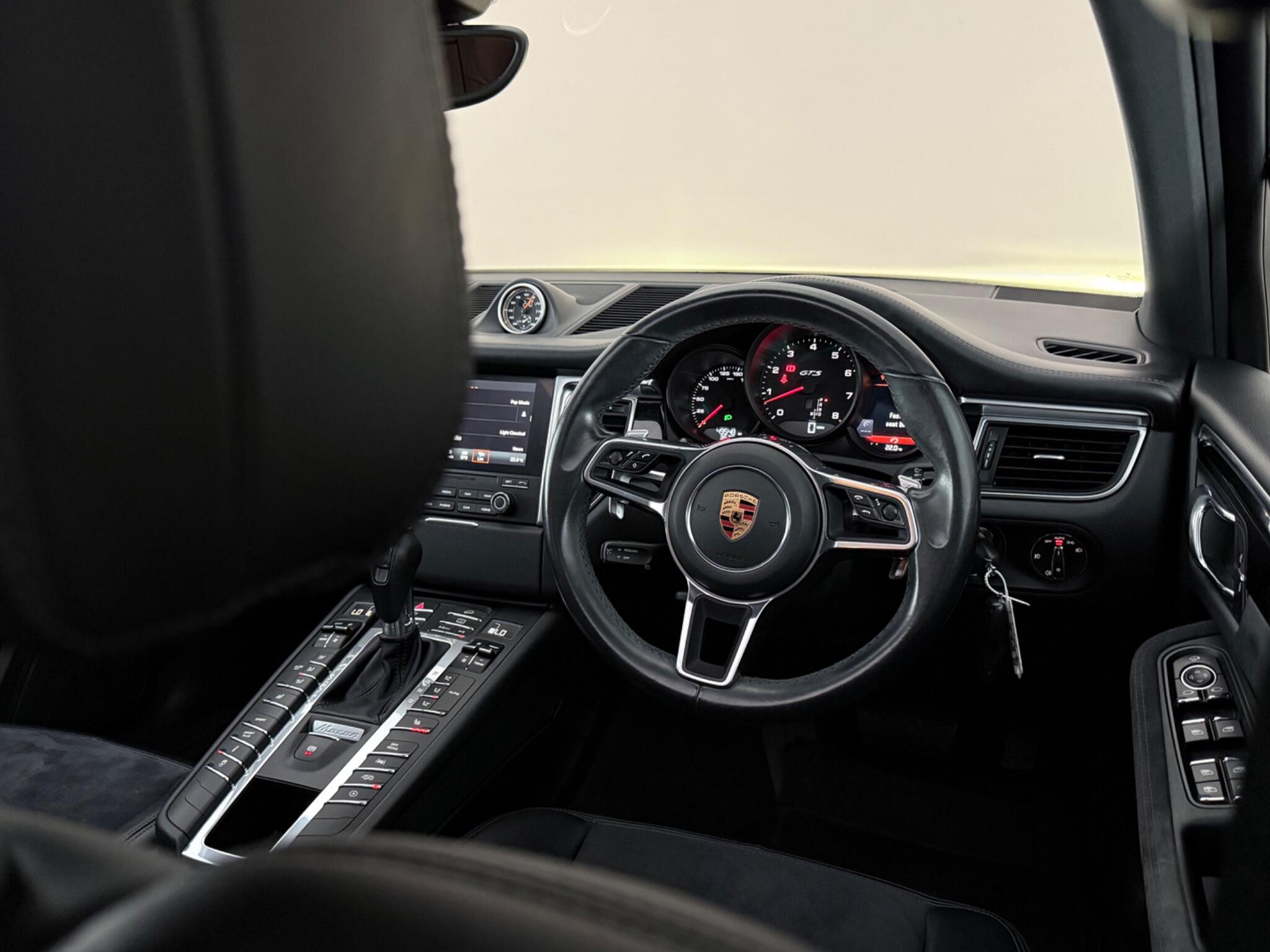 Porsche Macan view 21