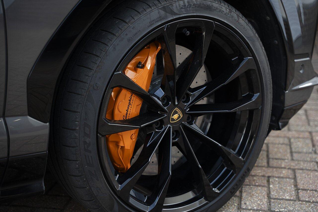 Lamborghini Urus view 6