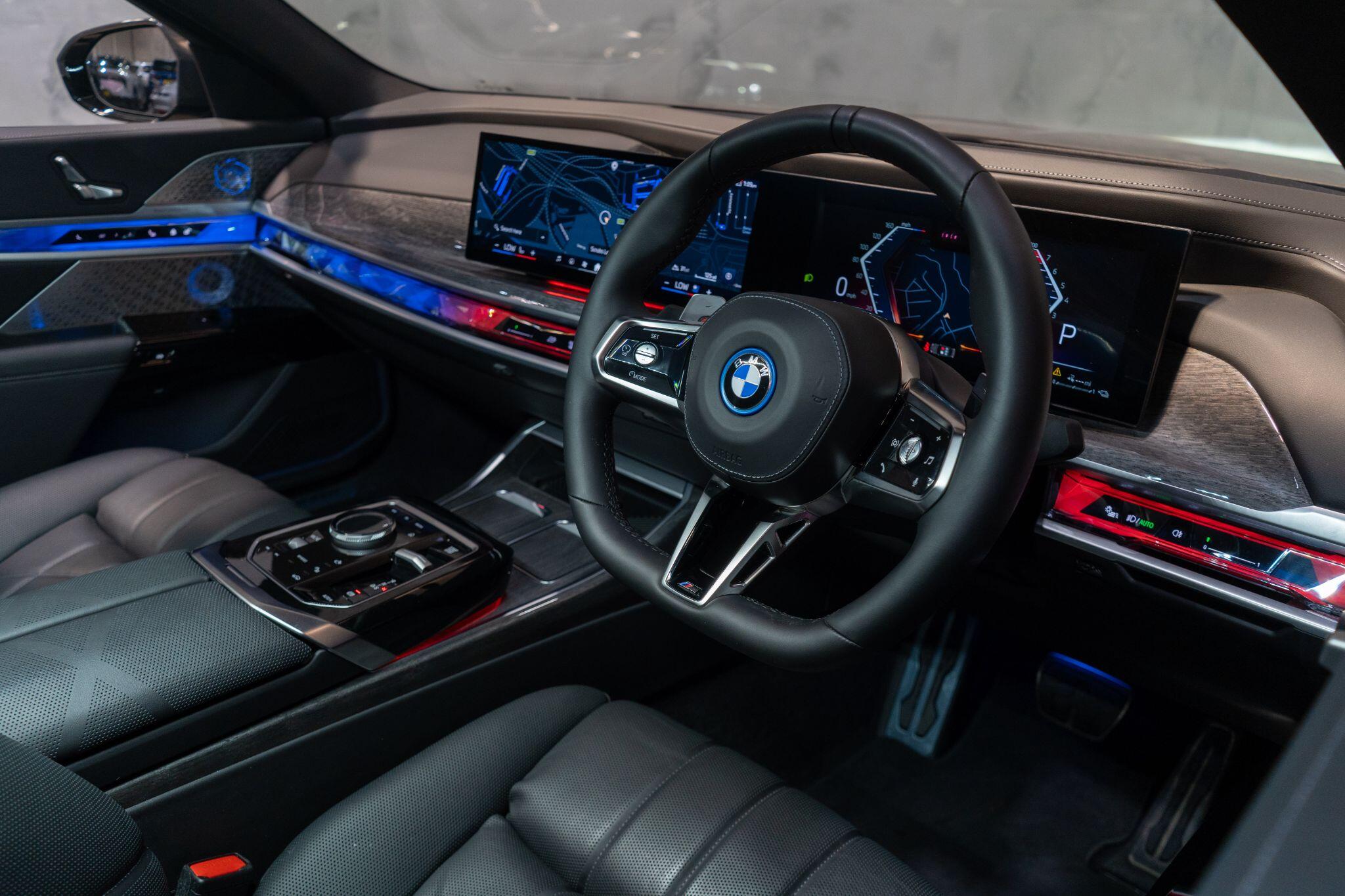 BMW 7 Series view 10