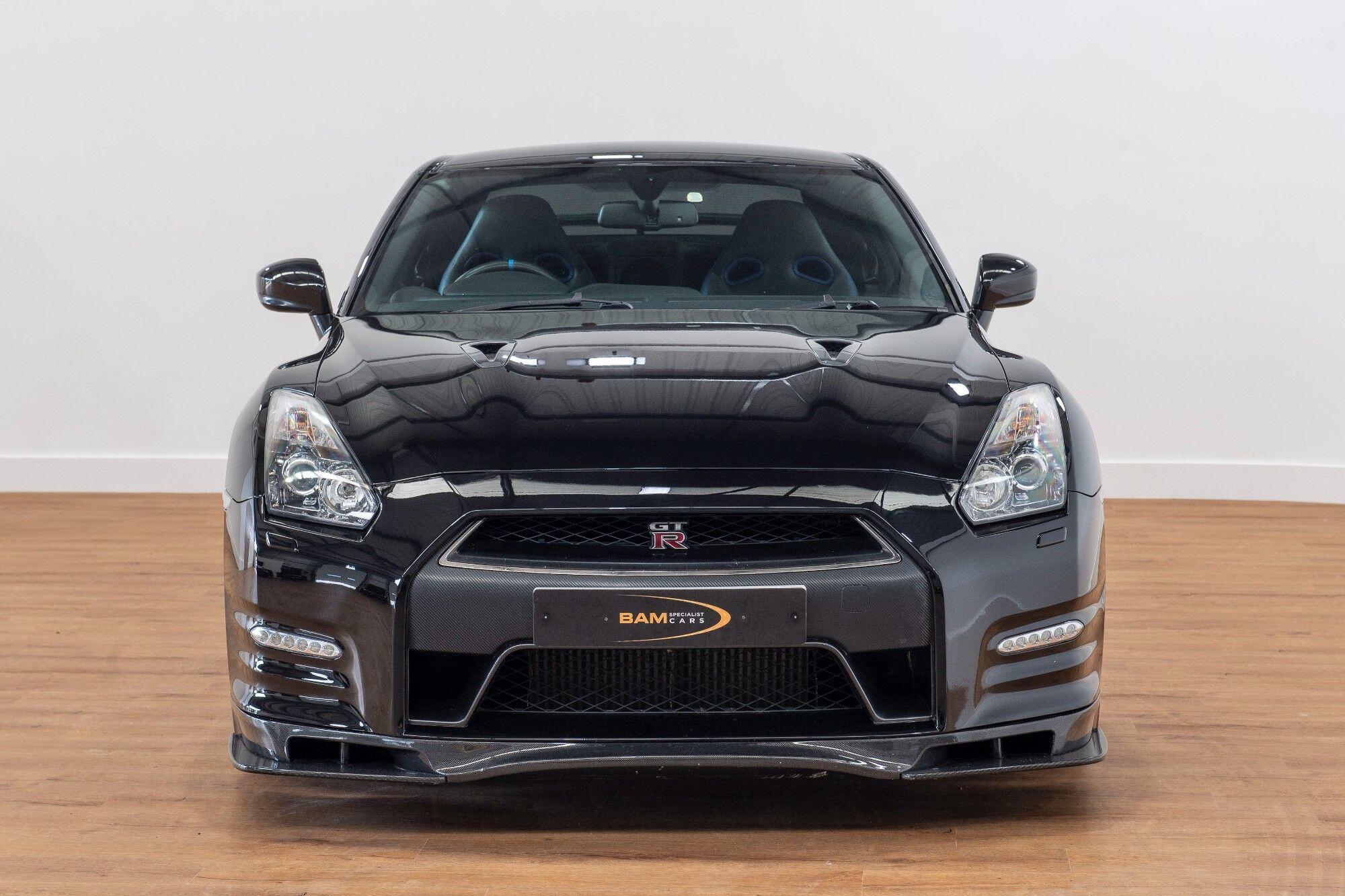 Nissan GT-R view 3