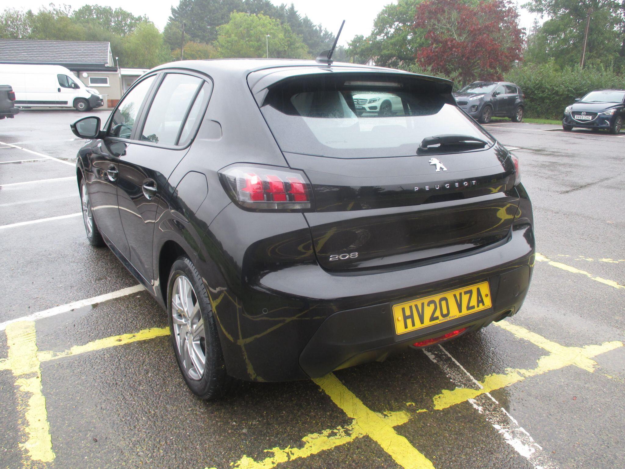 Peugeot 208 view 11