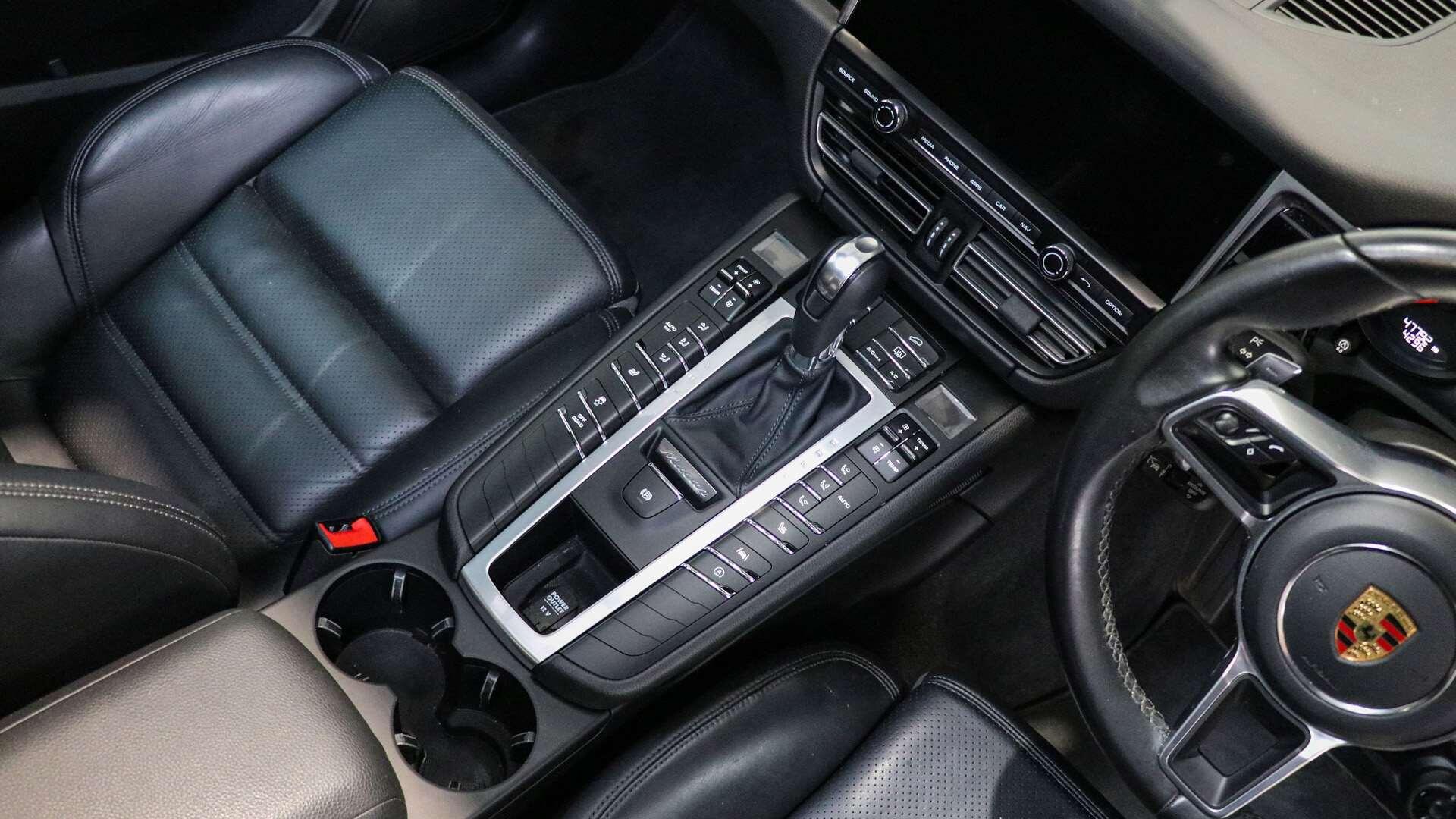Porsche Macan view 21