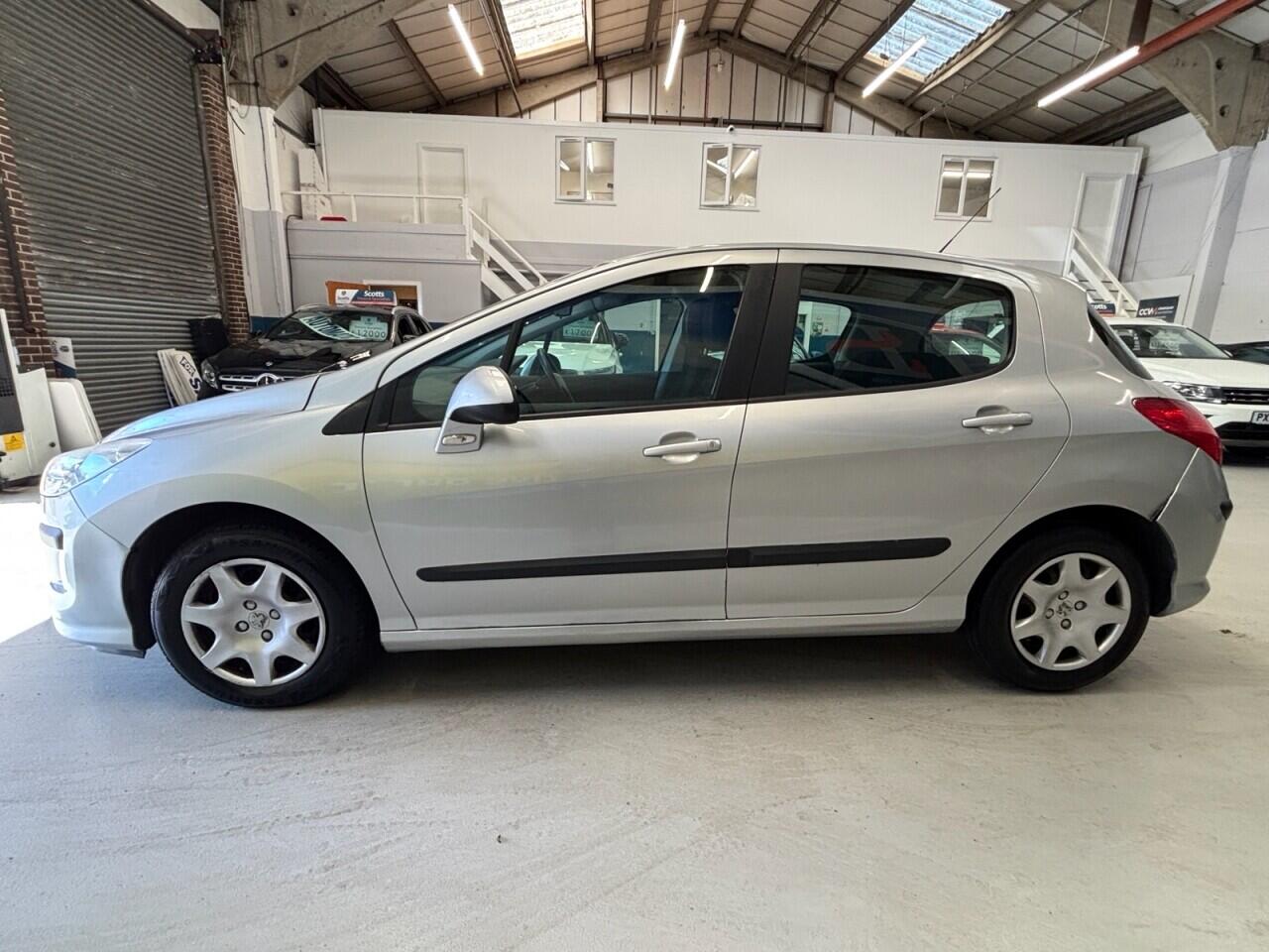 Peugeot 308 view 9