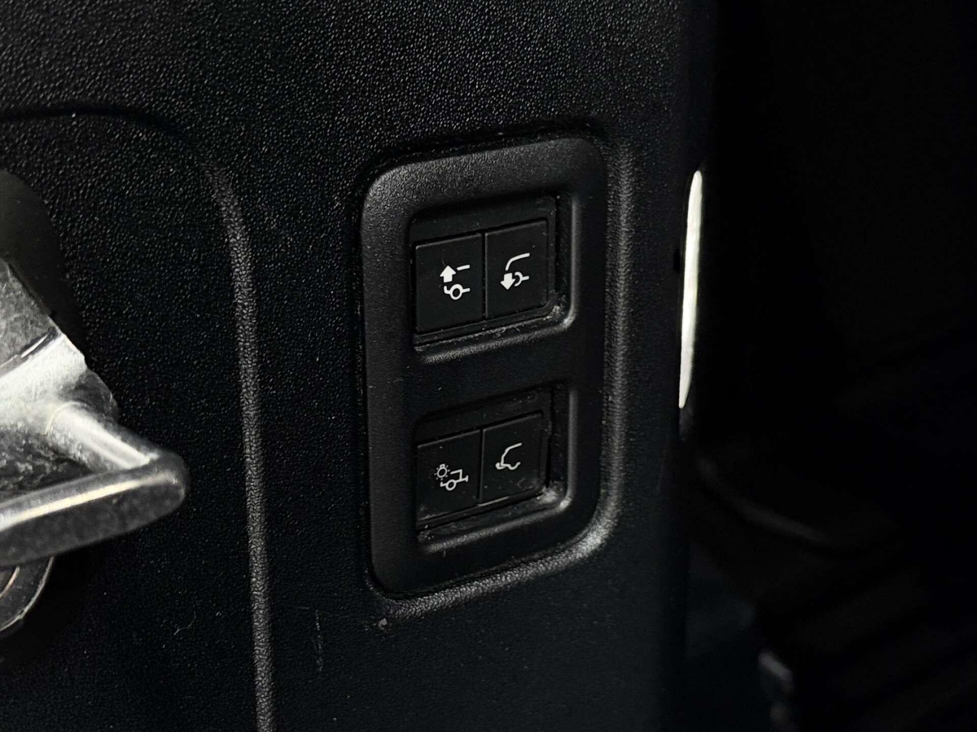 Land Rover Defender view 28