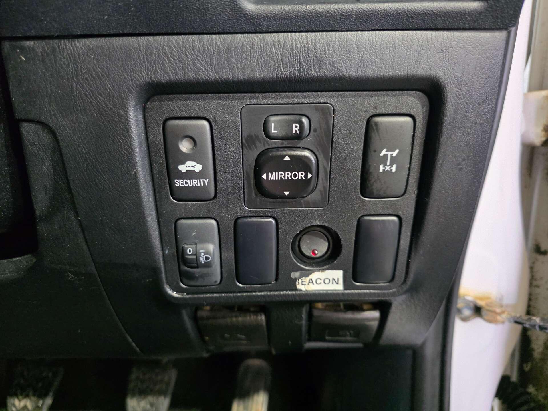 Toyota Hilux view 19