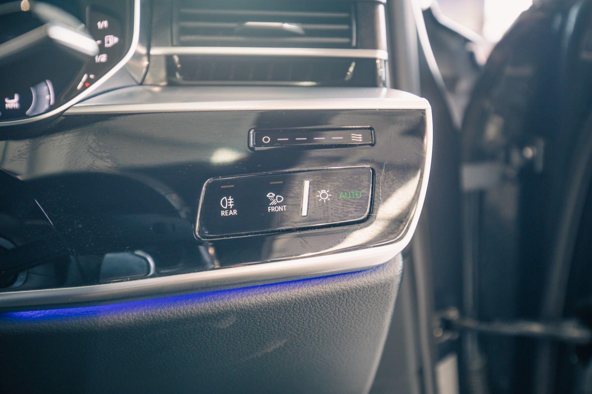 Audi A8 view 14