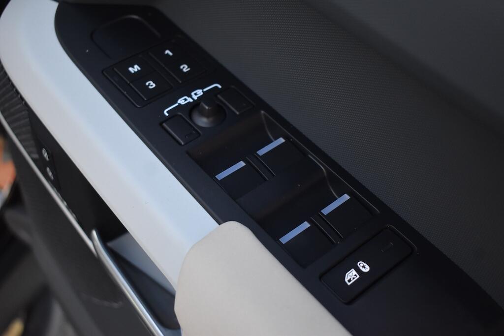 Land Rover Defender view 56