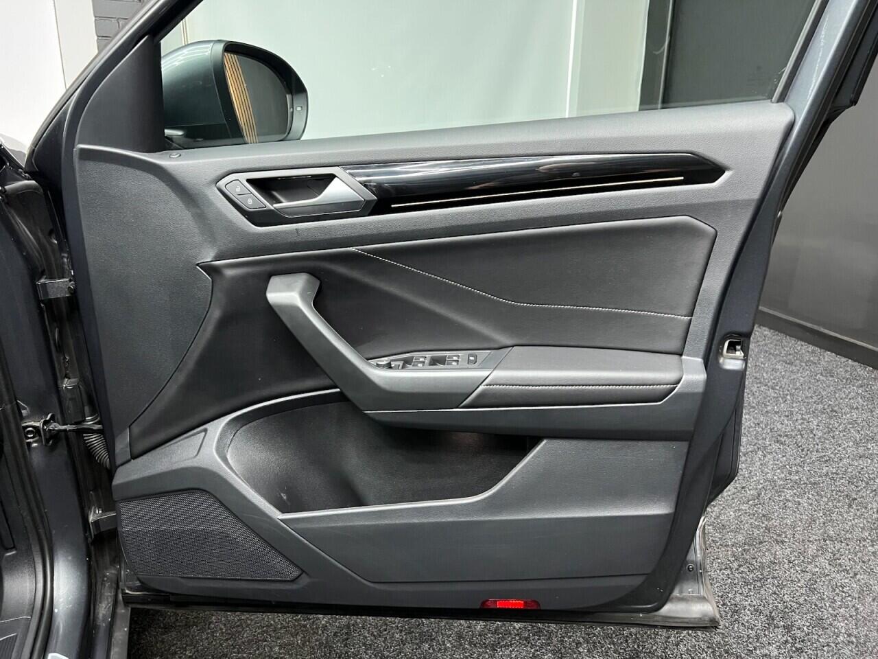 Volkswagen T-Roc view 33