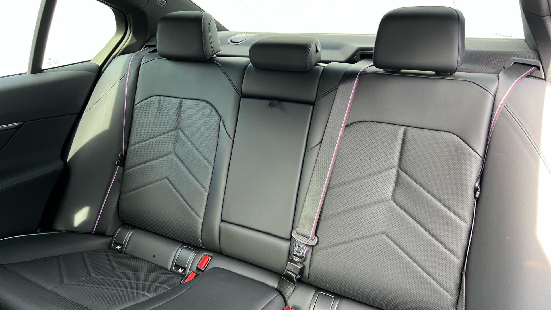 BMW 5 Series view 12