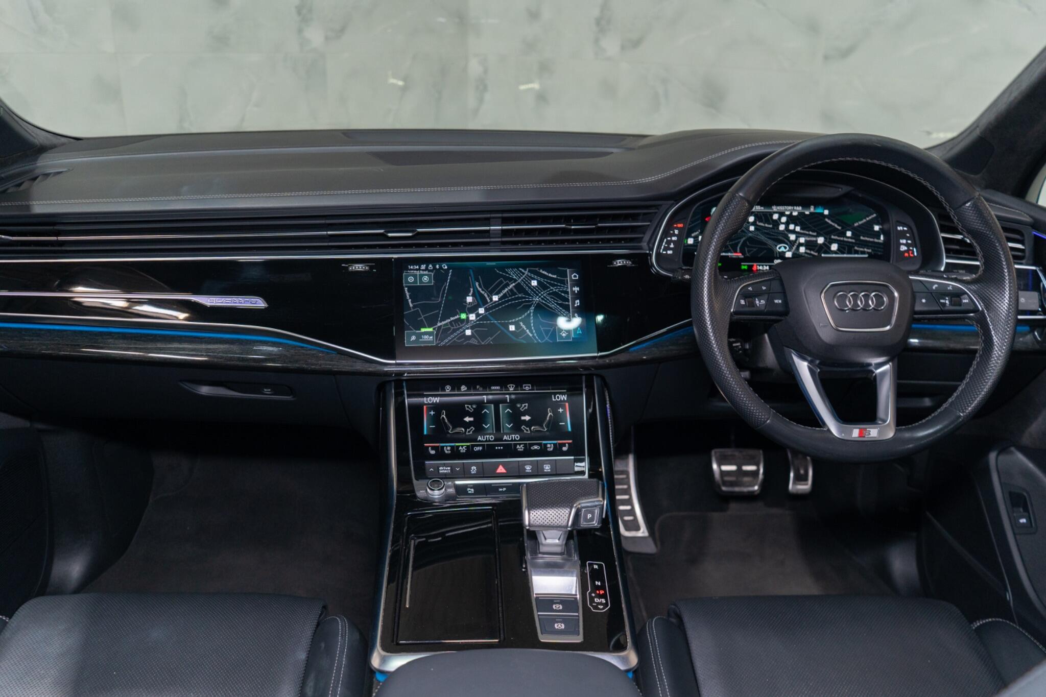 Audi SQ7 view 10