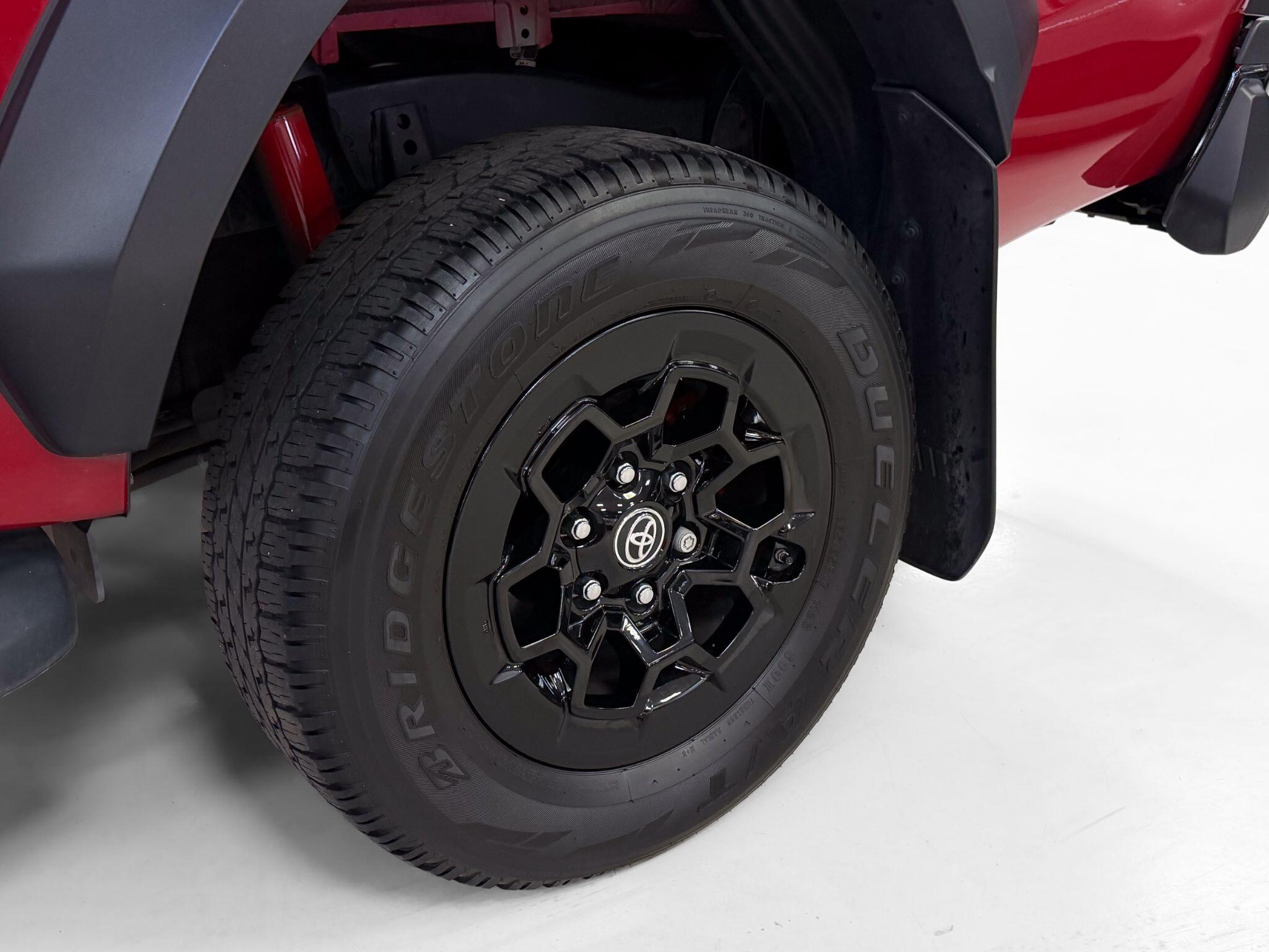 Toyota Hilux view 33