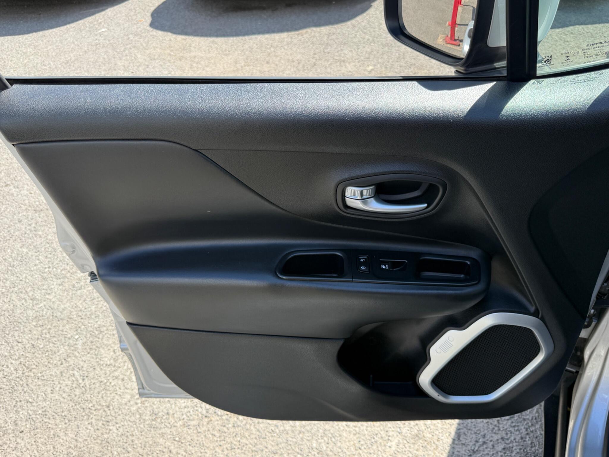 Jeep Renegade - Image 47