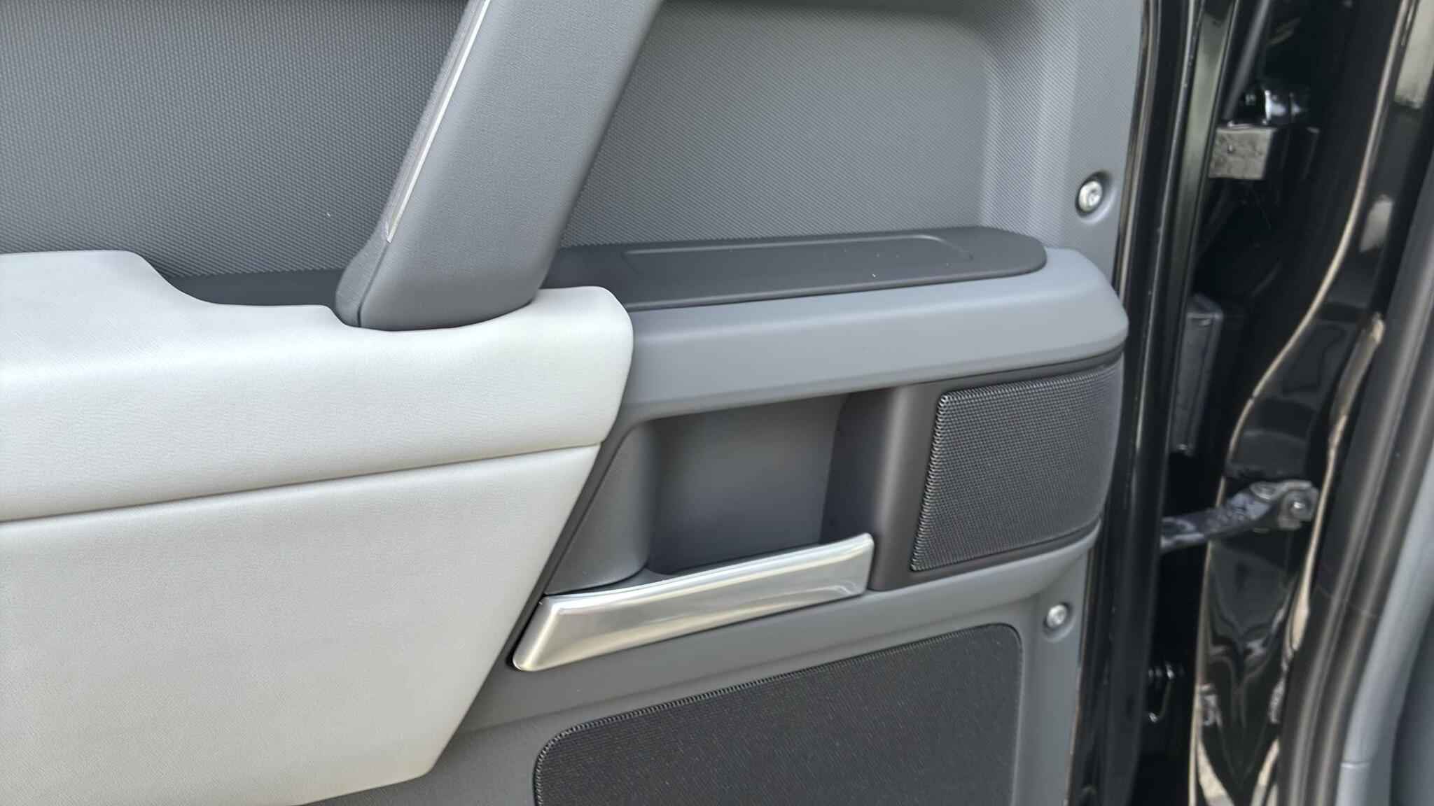 Land Rover Defender view 32