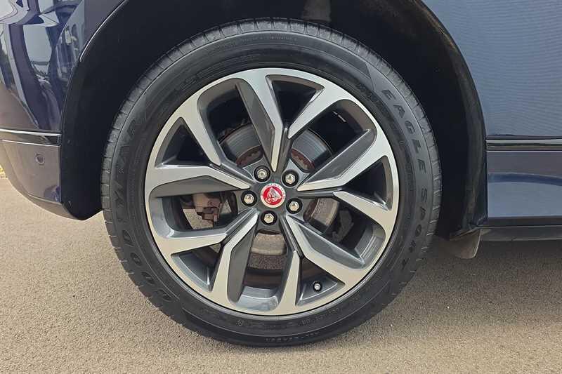 Jaguar I-Pace view 40