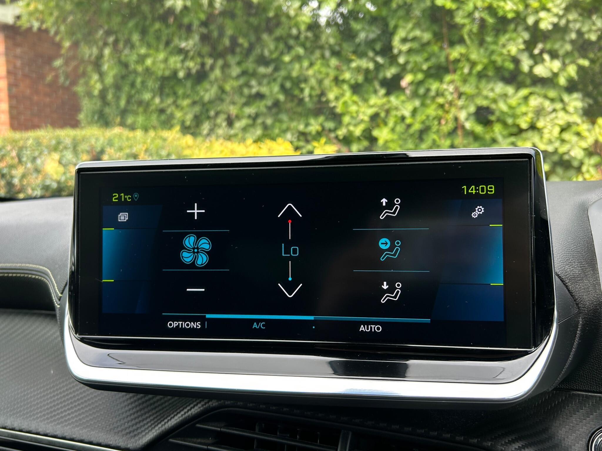 Peugeot E-2008 view 37