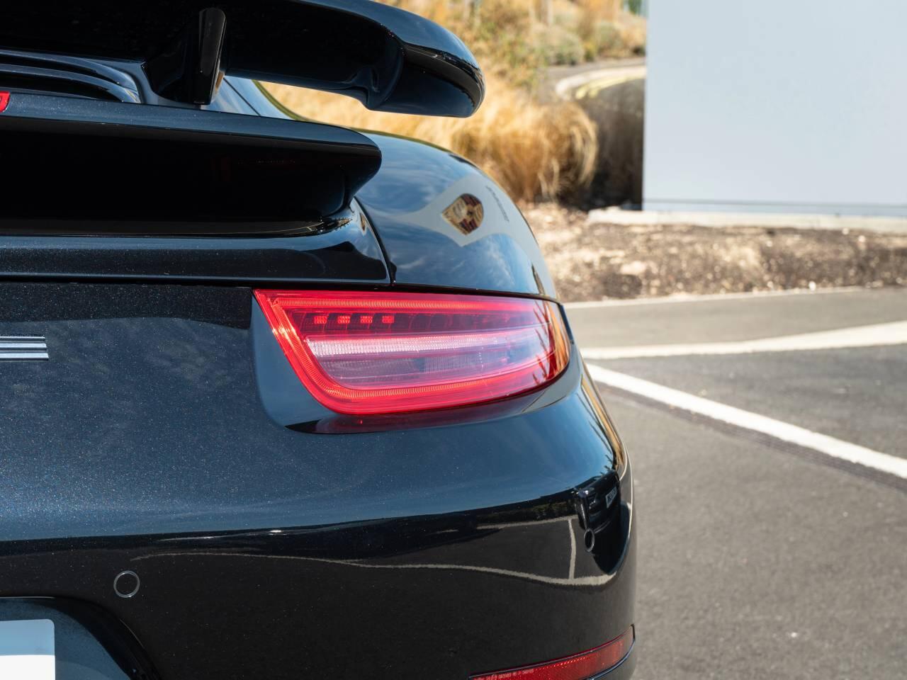 Porsche 911 view 11