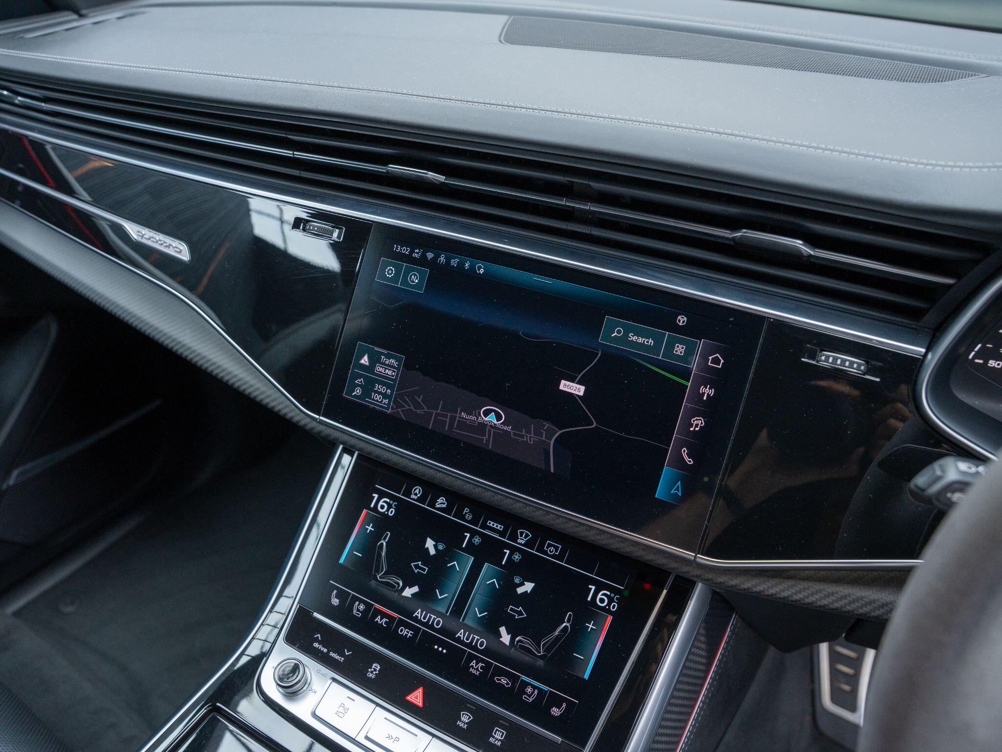 Audi RS Q8 view 10