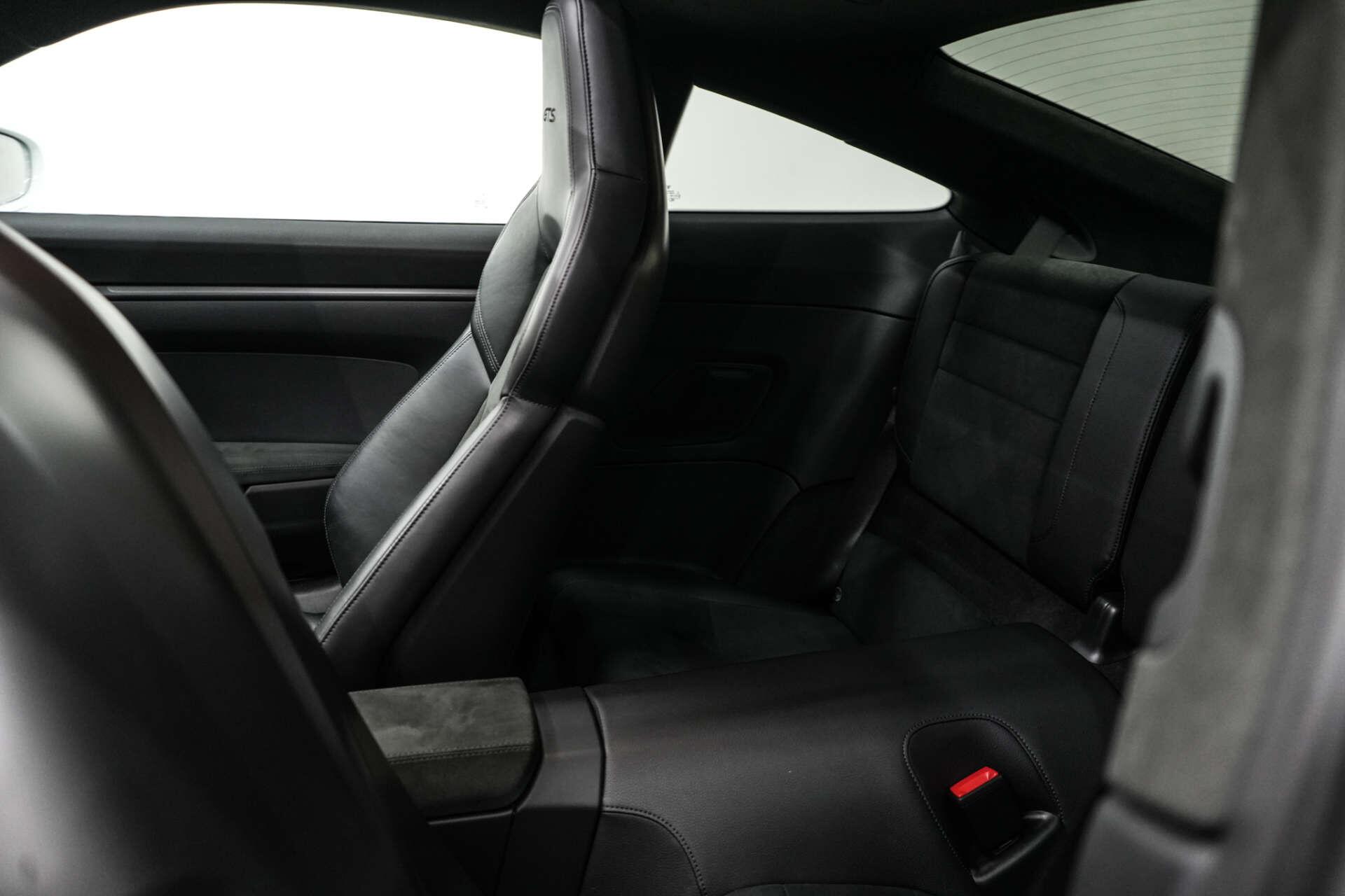Porsche 911 view 38