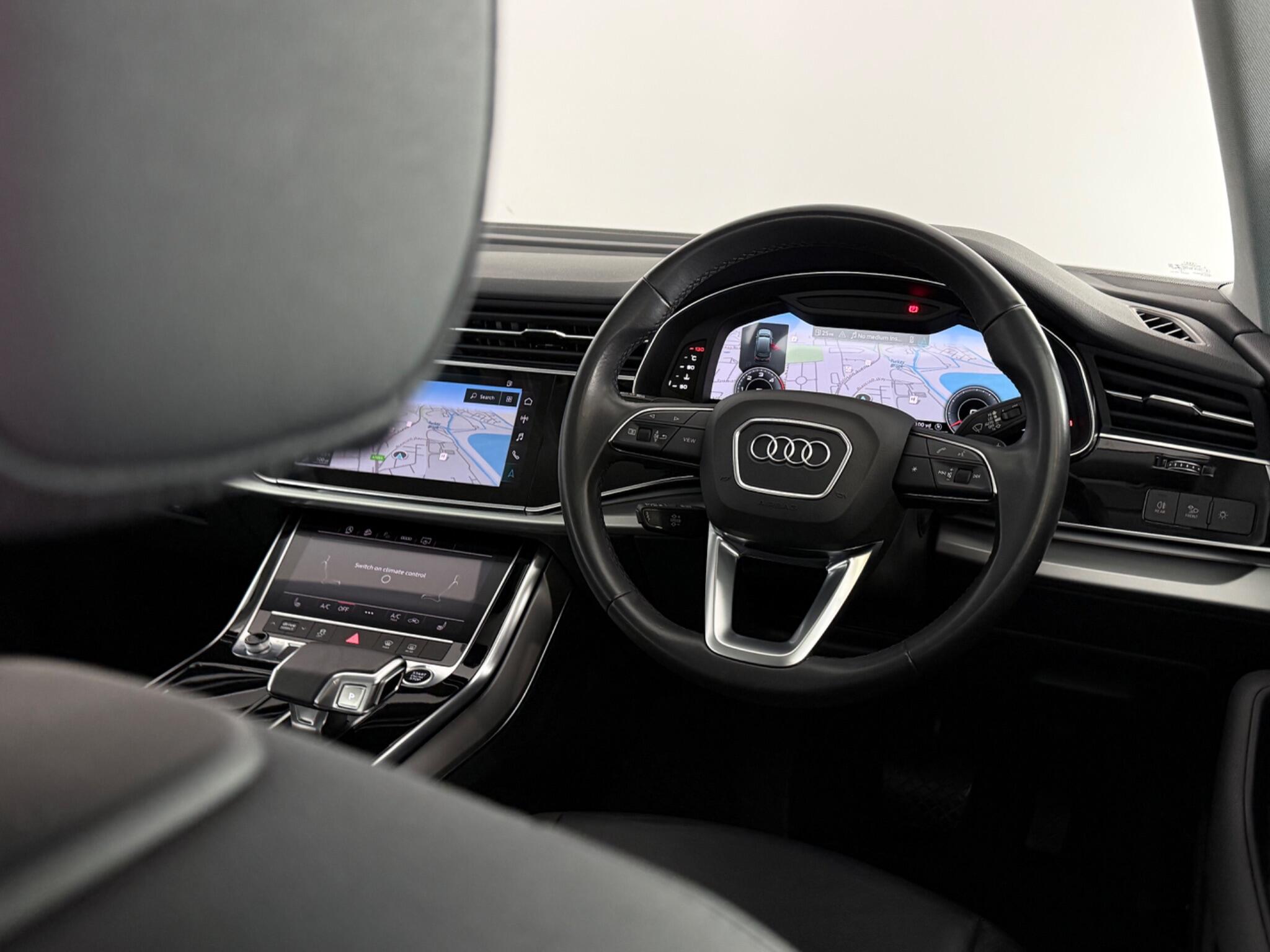 Audi Q7 view 14