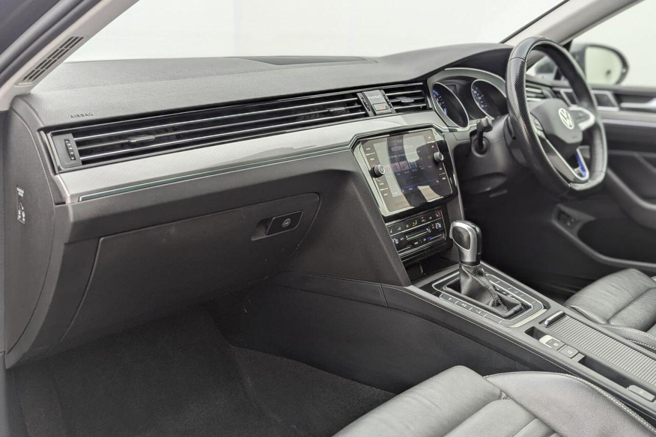 Volkswagen Passat view 23