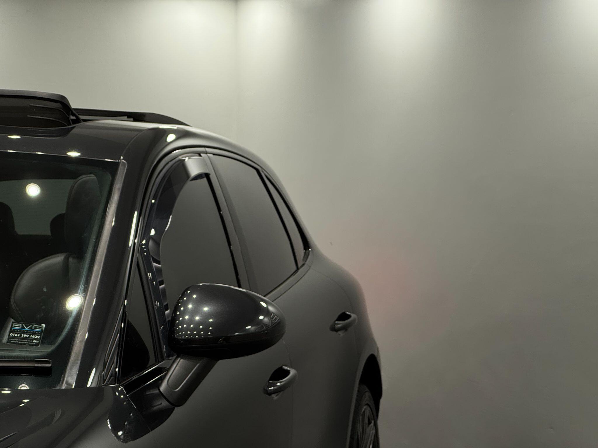 Porsche Macan view 11