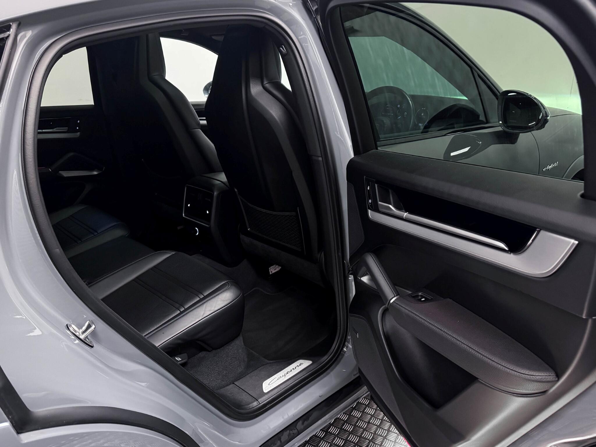 Porsche Cayenne view 16
