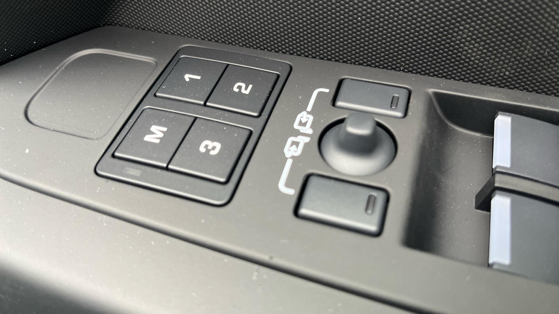 Land Rover Defender view 41