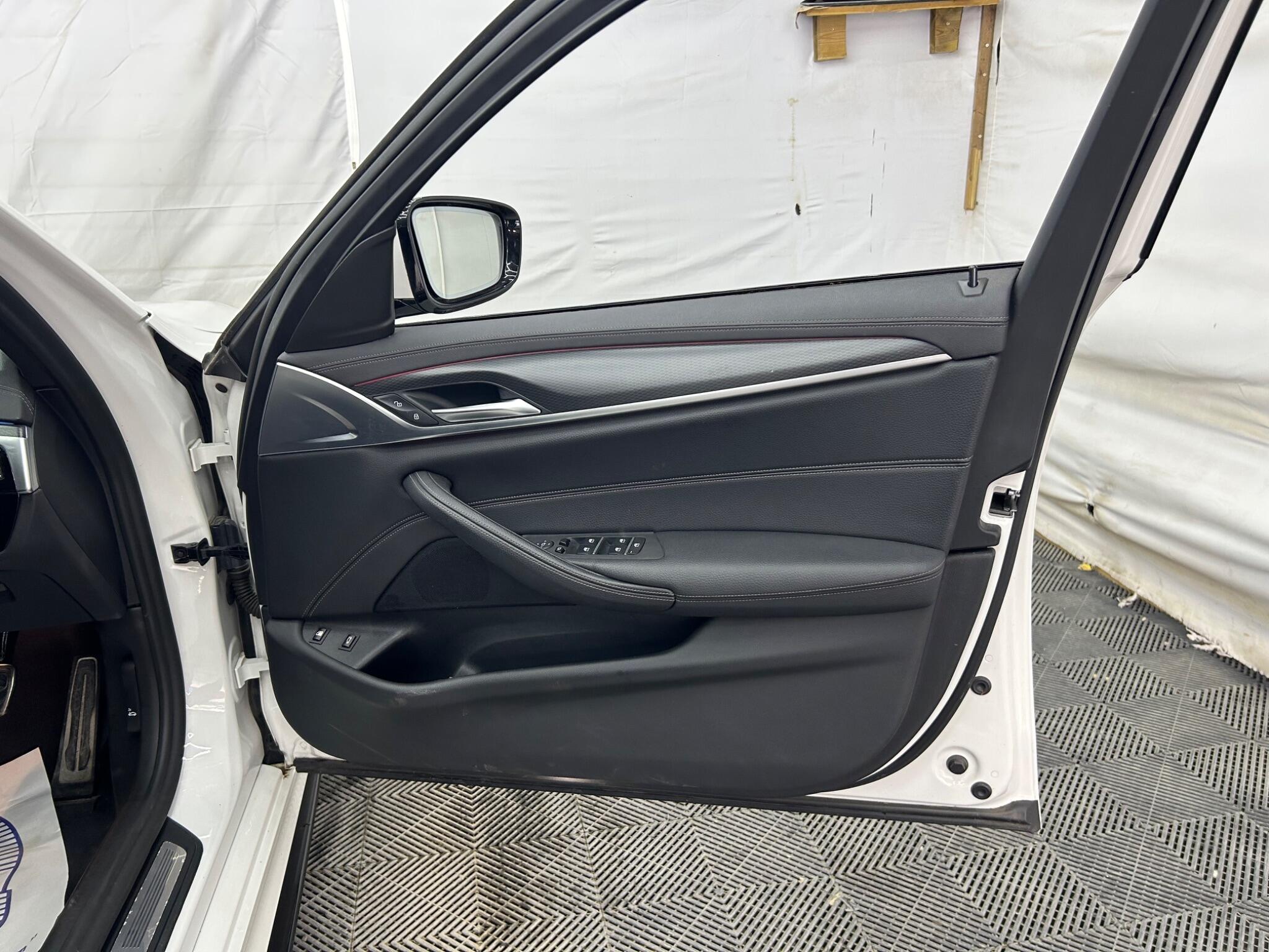 BMW 5 Series view 27