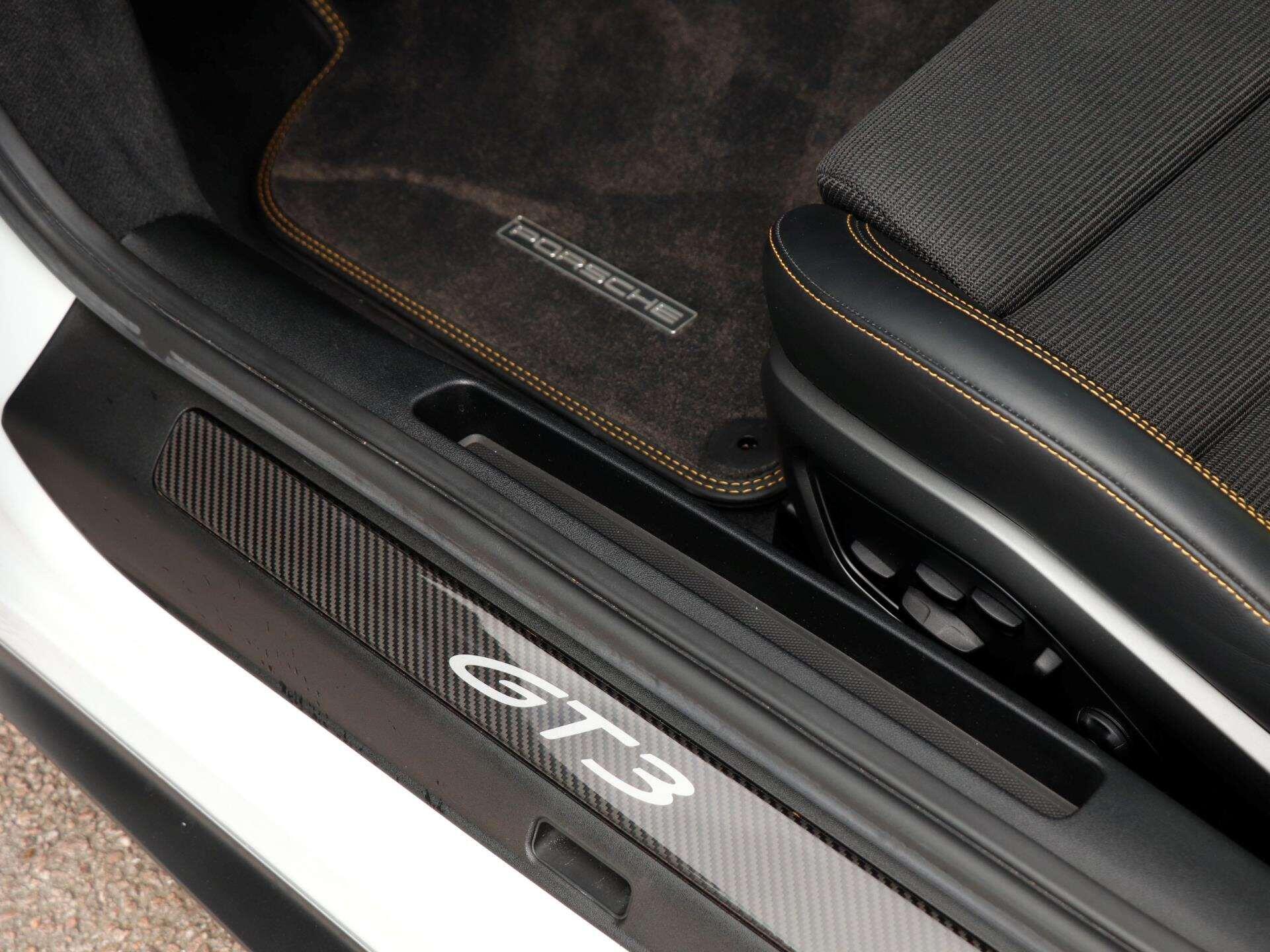 Porsche 911 view 27