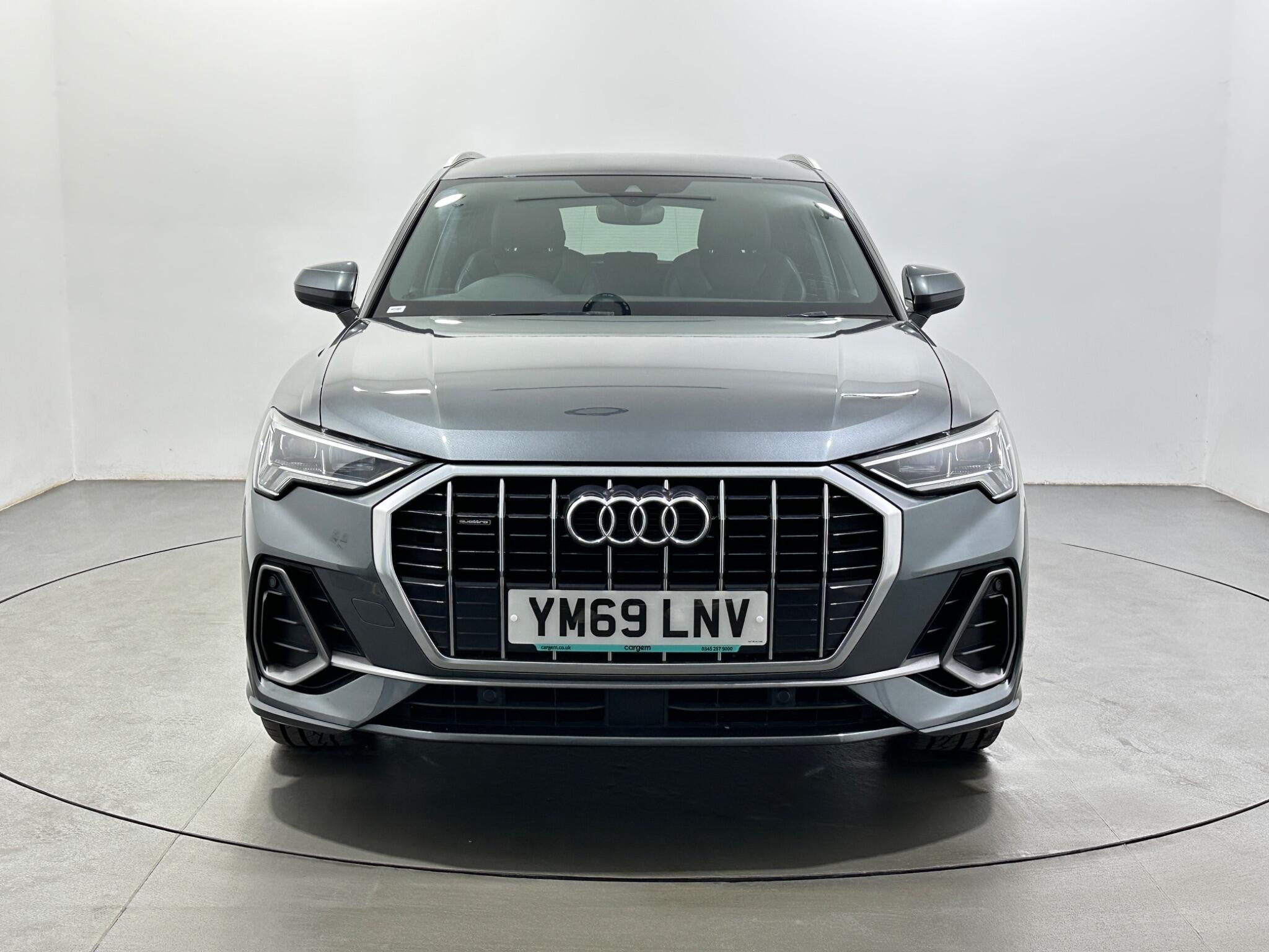 Audi Q3 view 3