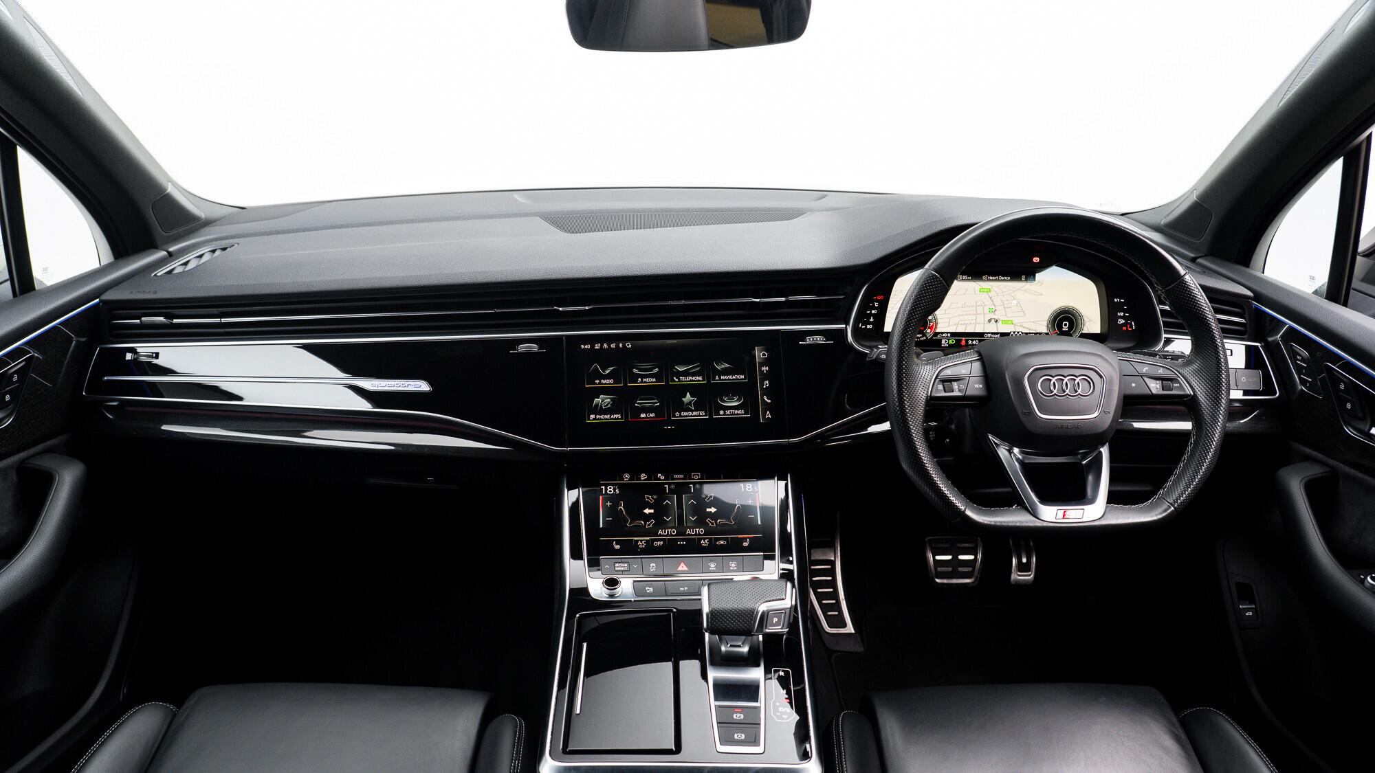 Audi SQ7 view 5