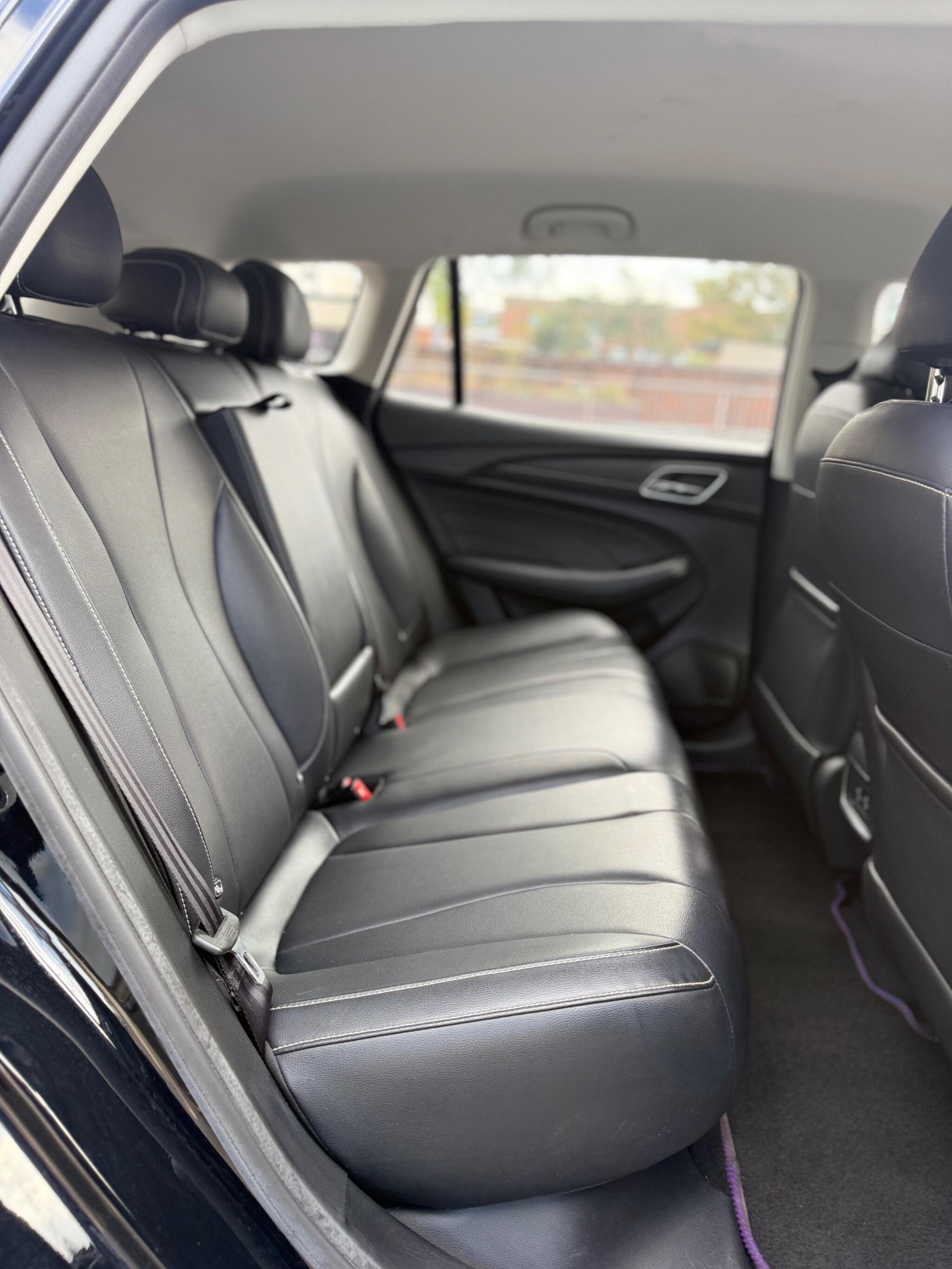 MG MG5 view 13