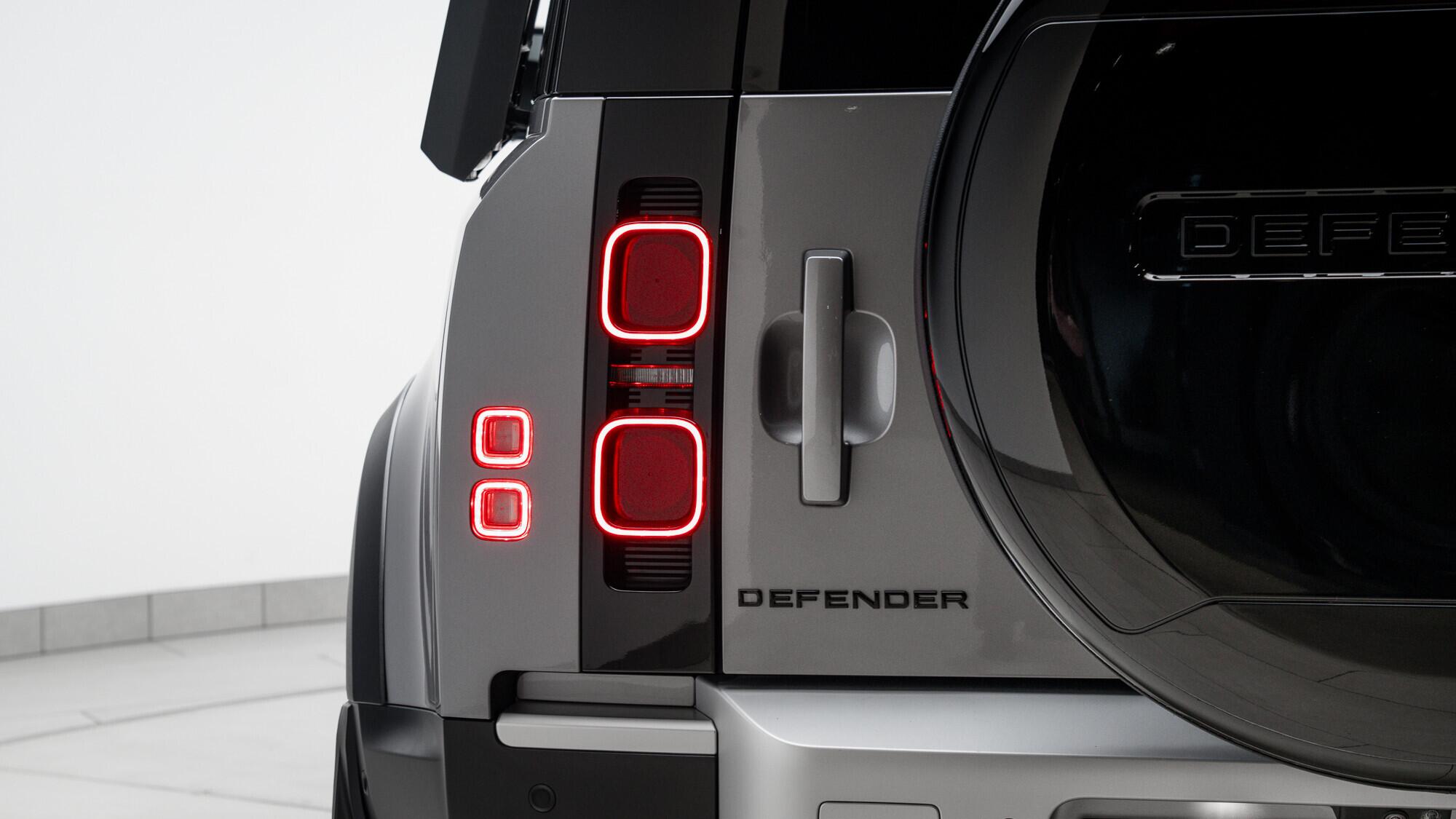 Land Rover Defender 110 view 18